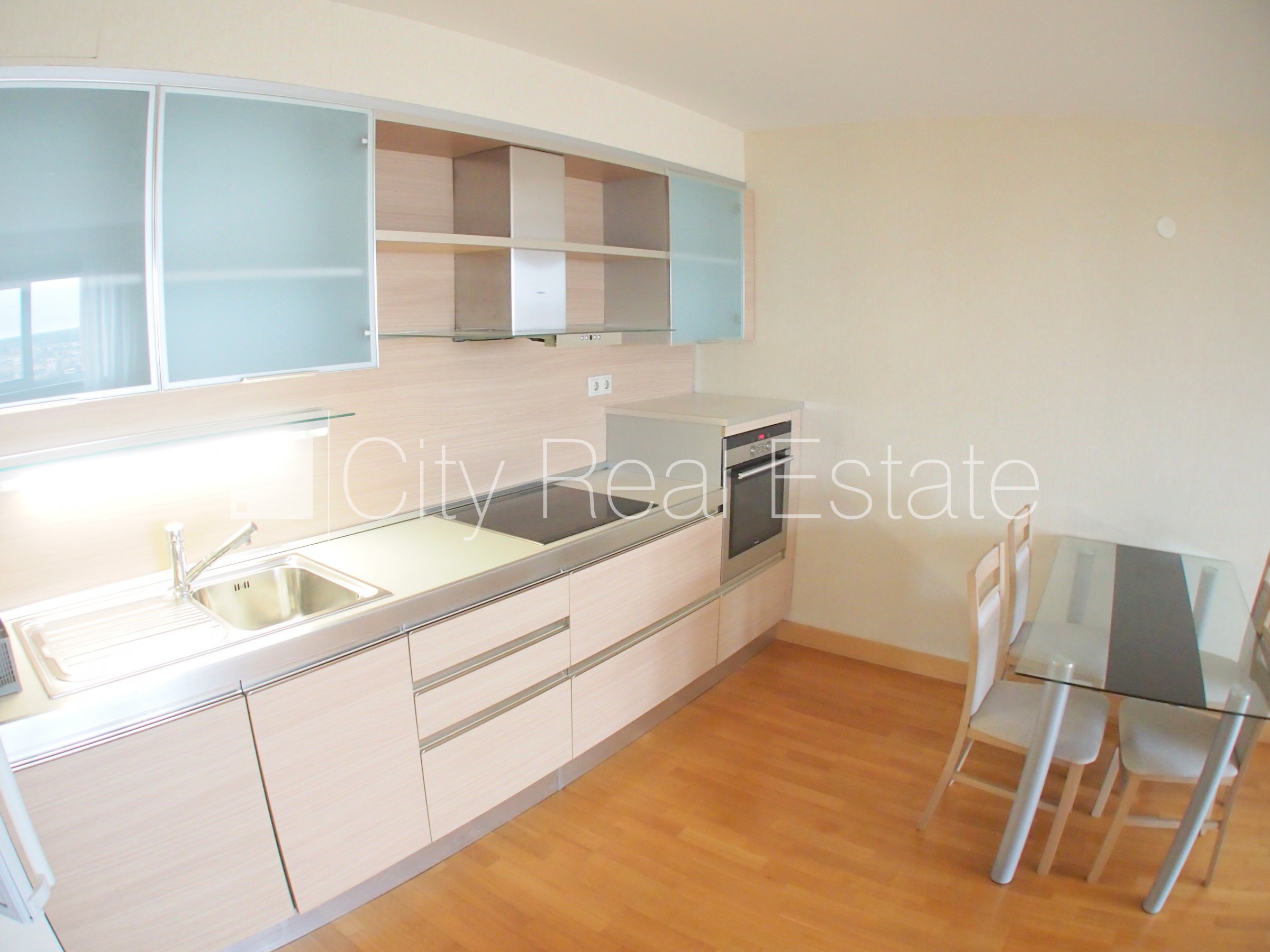 Объявление. Новостройка, закрытая территория, вход с улицы, окна выходят на улицу, одна изолированная комната, Цена: 680 EUR/мес. Foto #9