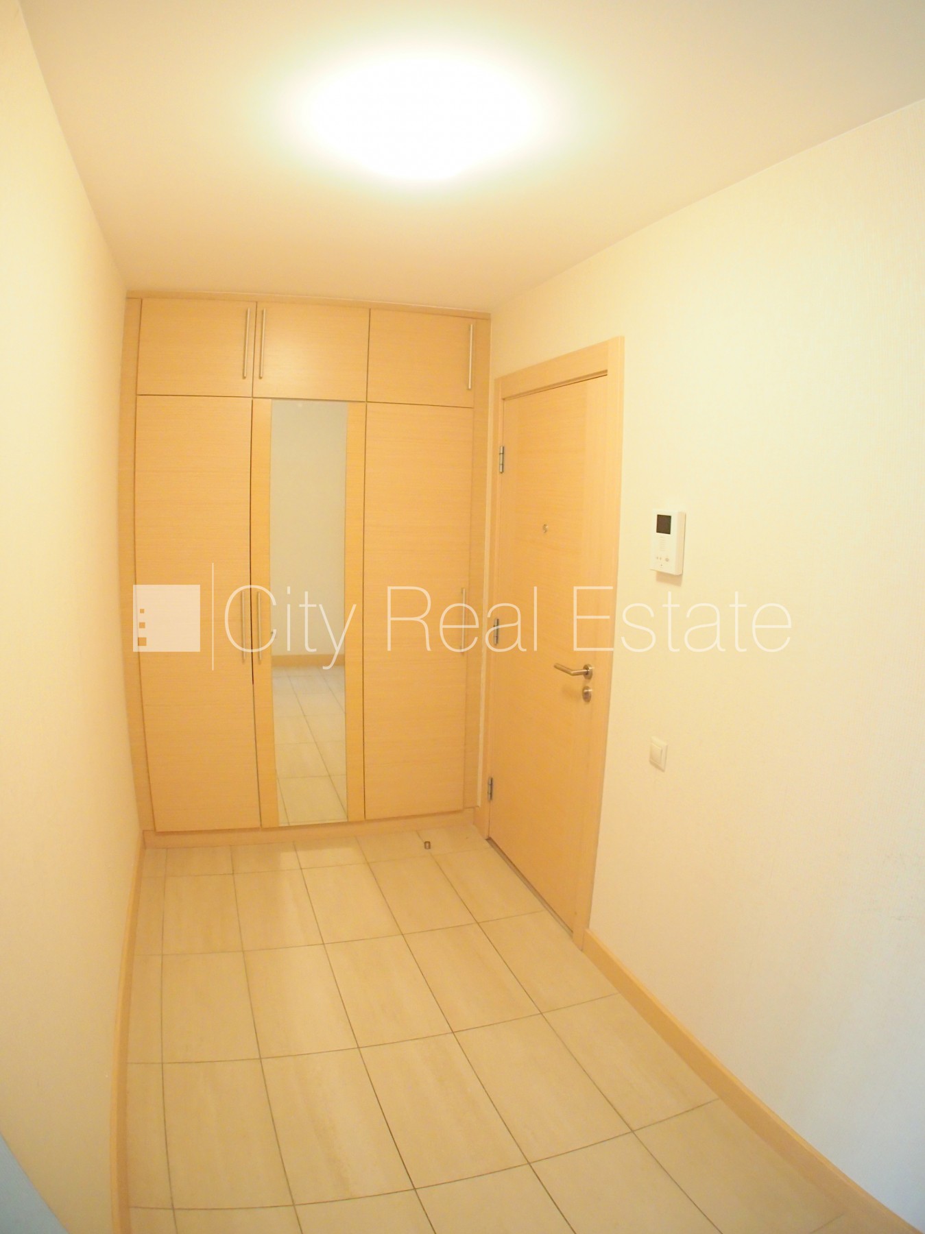 Объявление. Новостройка, закрытая территория, вход с улицы, окна выходят на улицу, одна изолированная комната, Цена: 680 EUR/мес. Foto #22