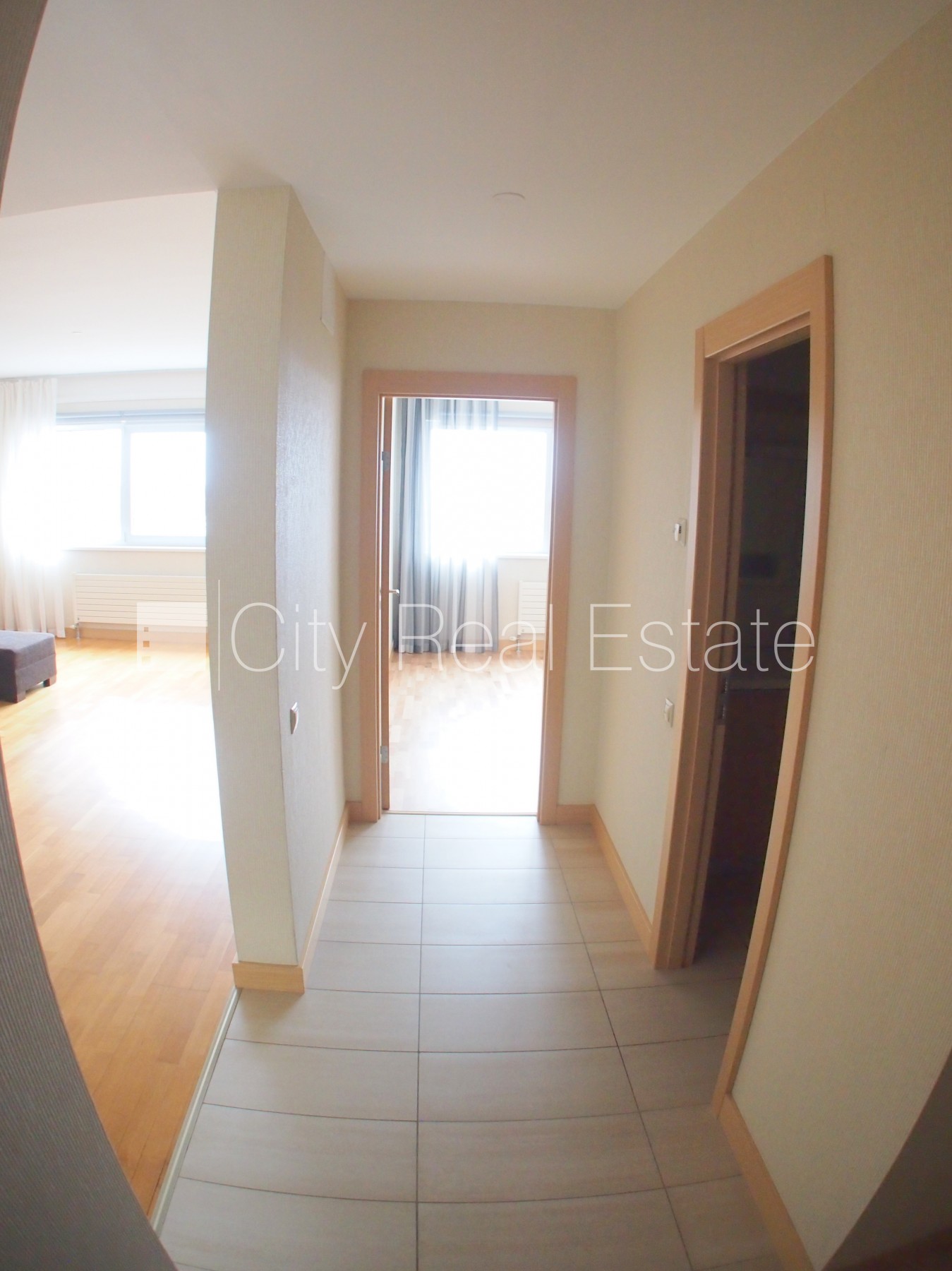 Объявление. Новостройка, закрытая территория, вход с улицы, окна выходят на улицу, одна изолированная комната, Цена: 680 EUR/мес. Foto #14