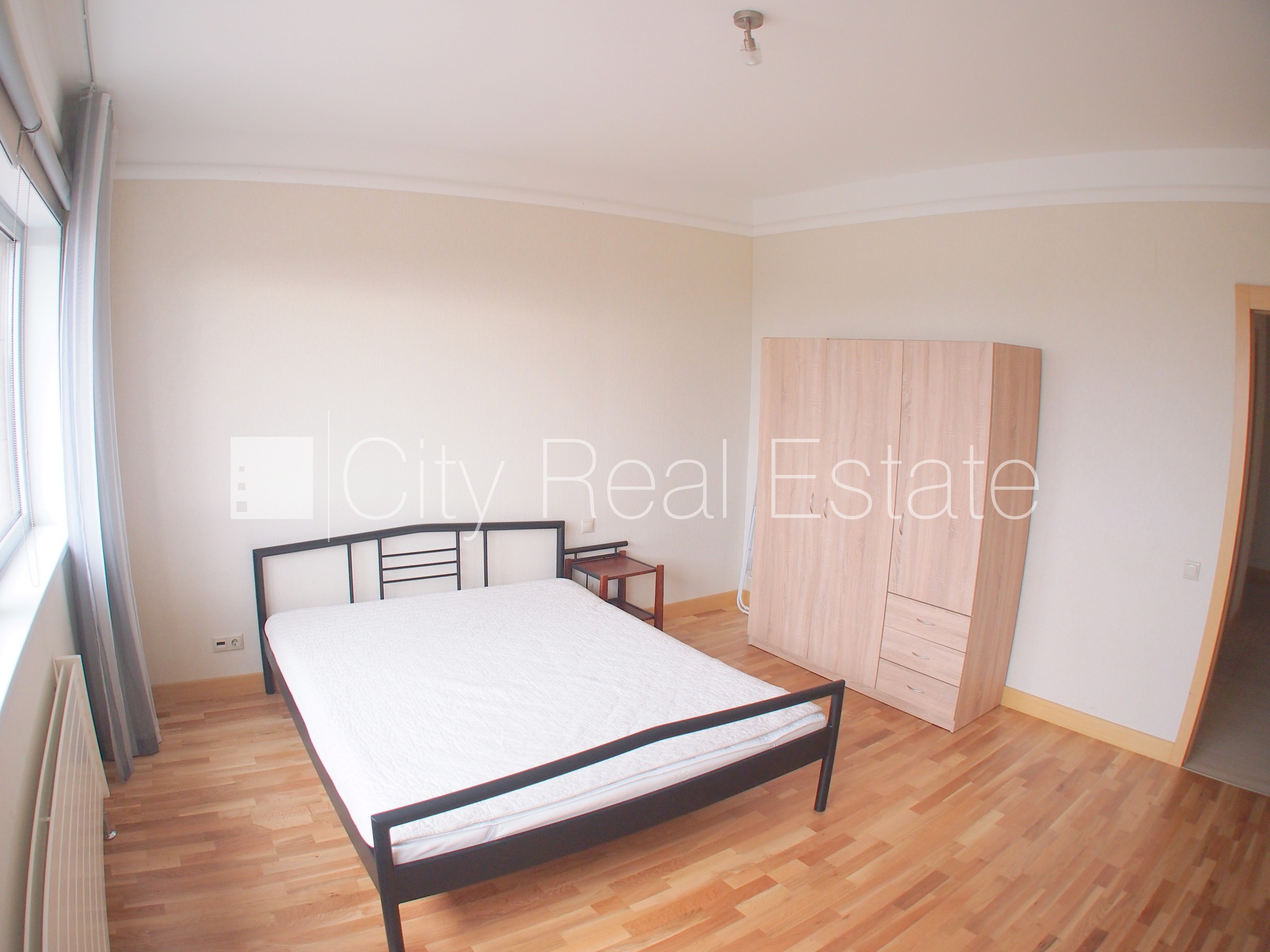 Объявление. Новостройка, закрытая территория, вход с улицы, окна выходят на улицу, одна изолированная комната, Цена: 680 EUR/мес. Foto #17