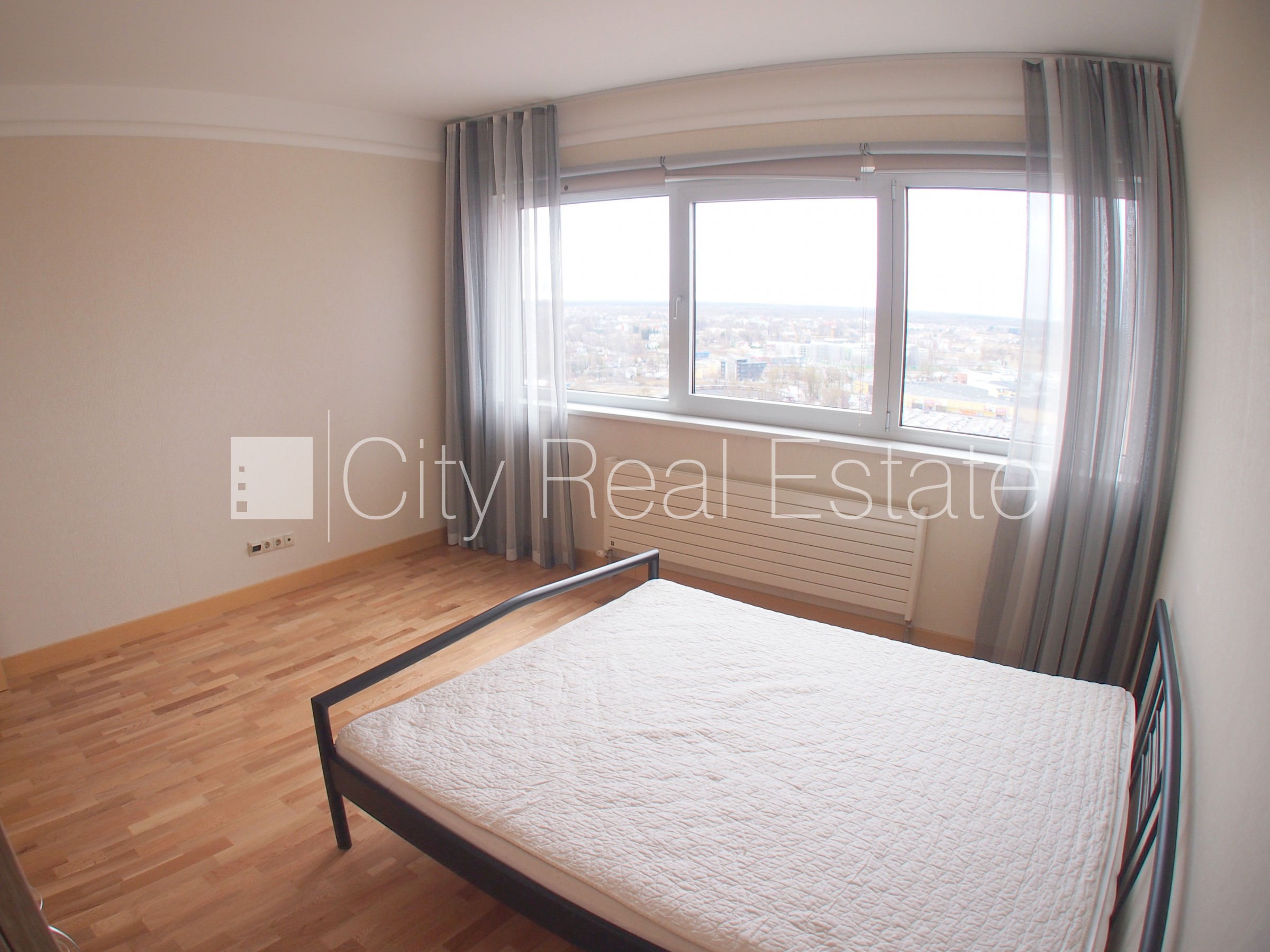 Объявление. Новостройка, закрытая территория, вход с улицы, окна выходят на улицу, одна изолированная комната, Цена: 680 EUR/мес. Foto #15