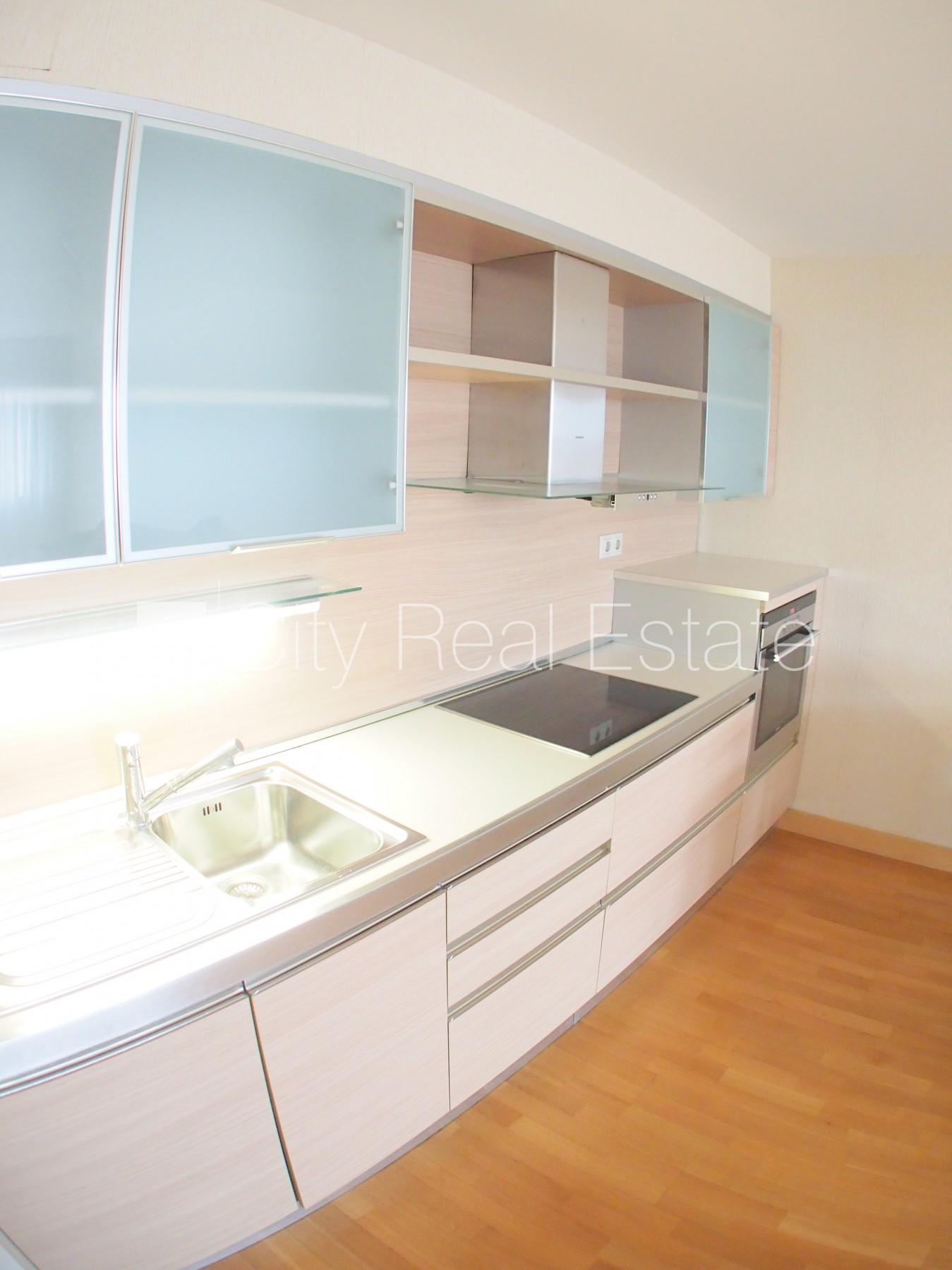 Объявление. Новостройка, закрытая территория, вход с улицы, окна выходят на улицу, одна изолированная комната, Цена: 680 EUR/мес. Foto #11