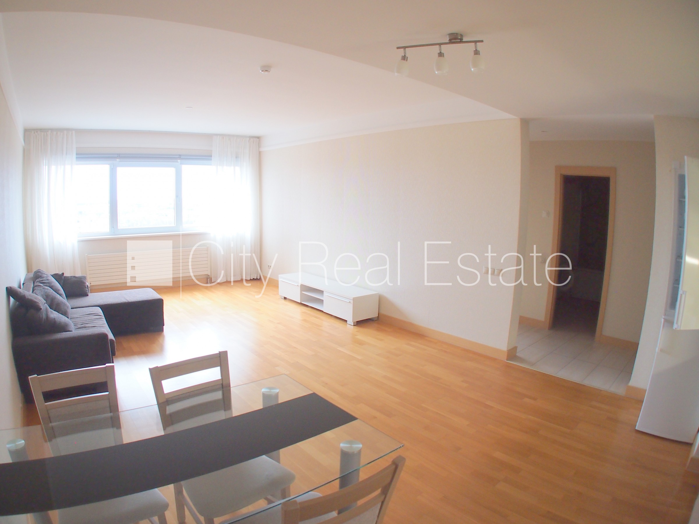 Объявление. Новостройка, закрытая территория, вход с улицы, окна выходят на улицу, одна изолированная комната, Цена: 680 EUR/мес. Foto #13