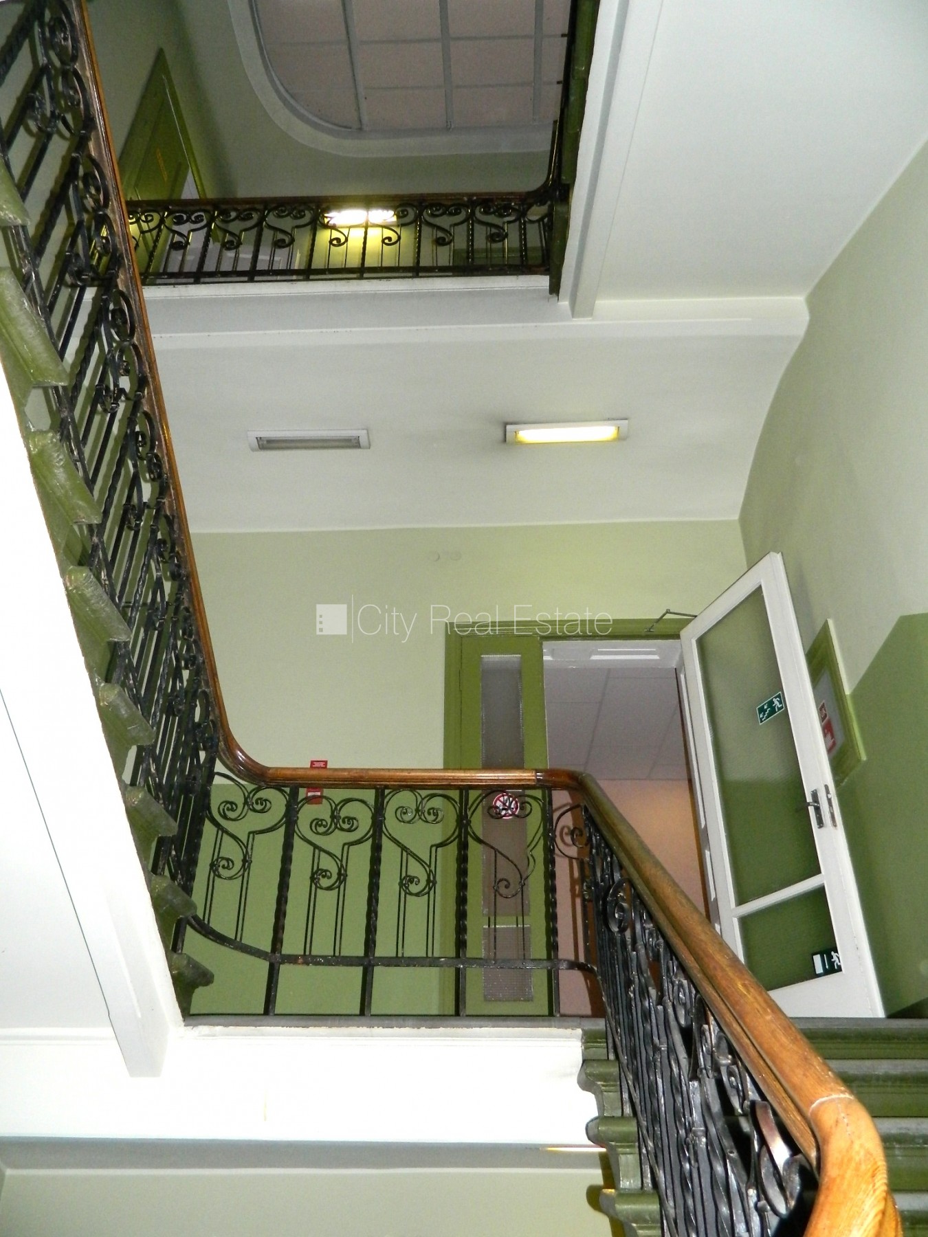 Sludinājumi. Fasādes māja, ieeja no ielas, ir lifts, kāpņu telpa pēc kosmētiskā remonta, logi vērsti uz pagalma Cena: 170 EUR/mēn Foto #11