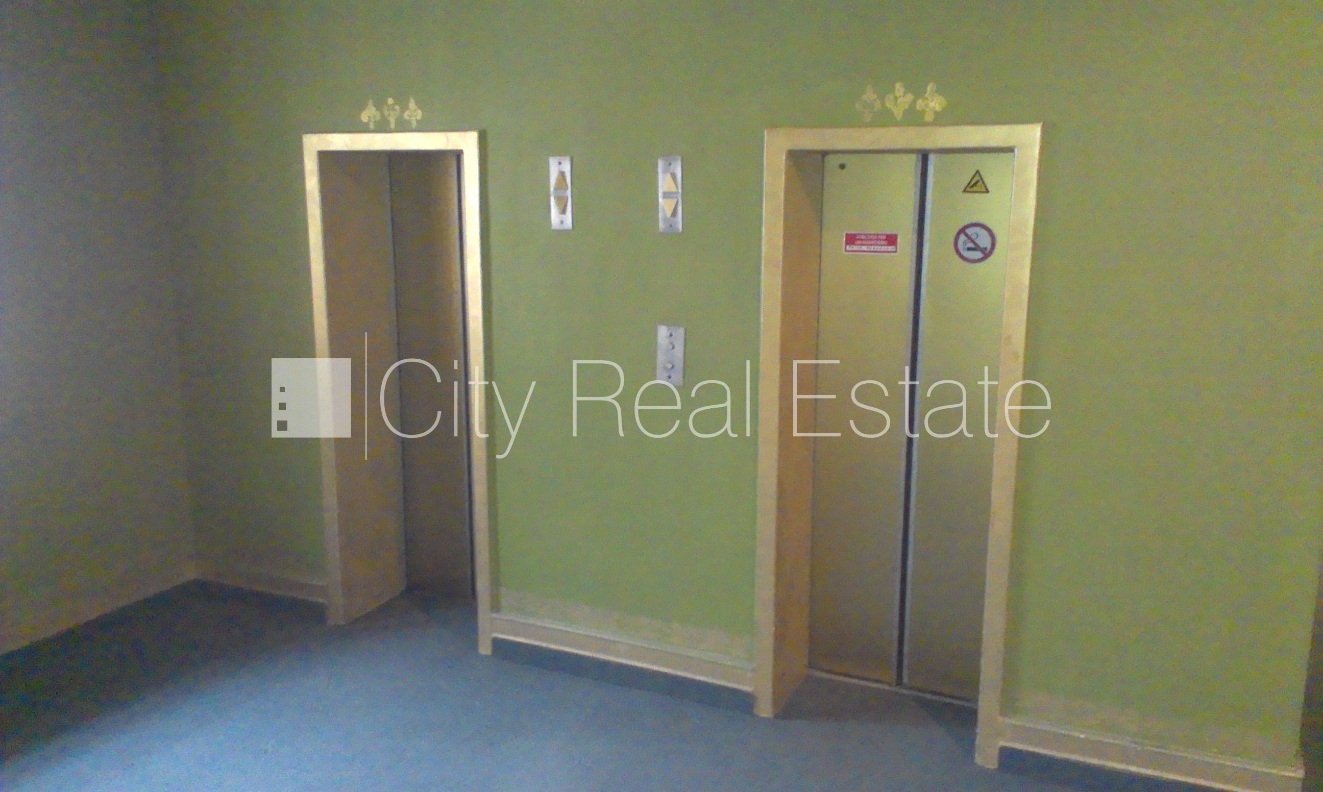 Sludinājumi. Fasādes māja, ieeja no ielas, ir lifts, kāpņu telpa pēc kosmētiskā remonta, logi vērsti uz pagalma Cena: 170 EUR/mēn Foto #10