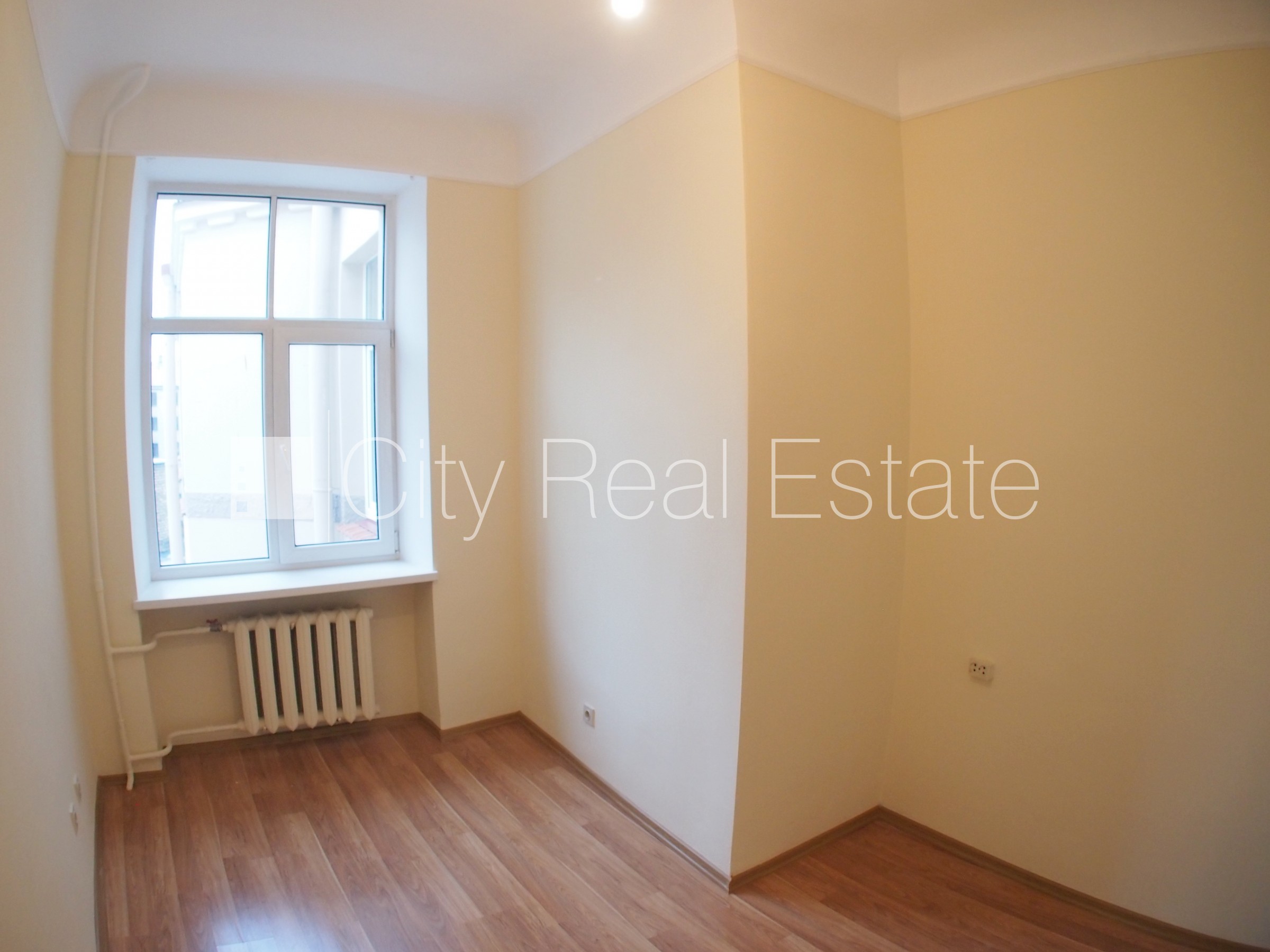 Sludinājumi. Fasādes māja, ieeja no ielas, ir lifts, kāpņu telpa pēc kosmētiskā remonta, logi vērsti uz pagalma Cena: 170 EUR/mēn Foto #1