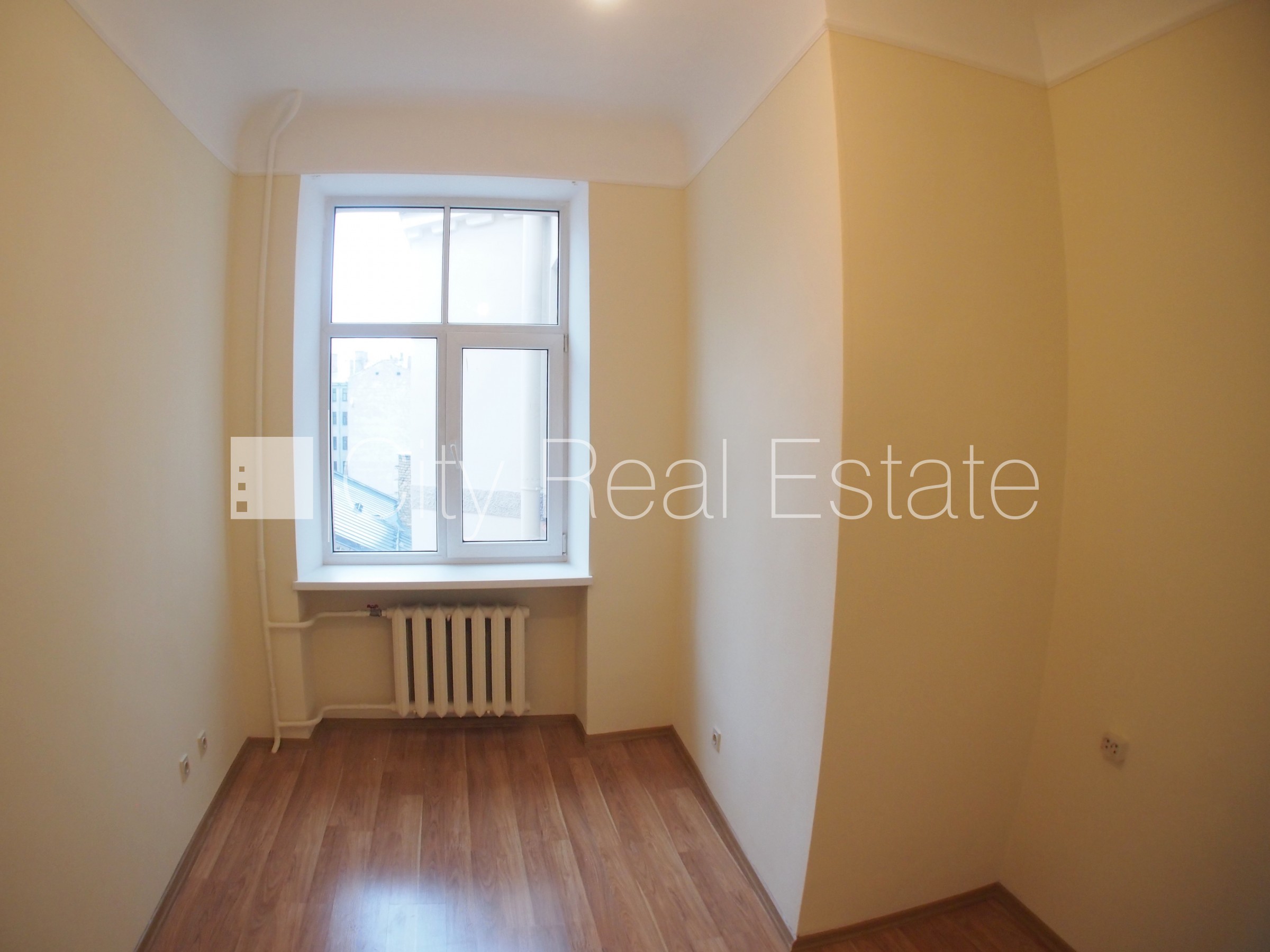 Sludinājumi. Fasādes māja, ieeja no ielas, ir lifts, kāpņu telpa pēc kosmētiskā remonta, logi vērsti uz pagalma Cena: 170 EUR/mēn Foto #5