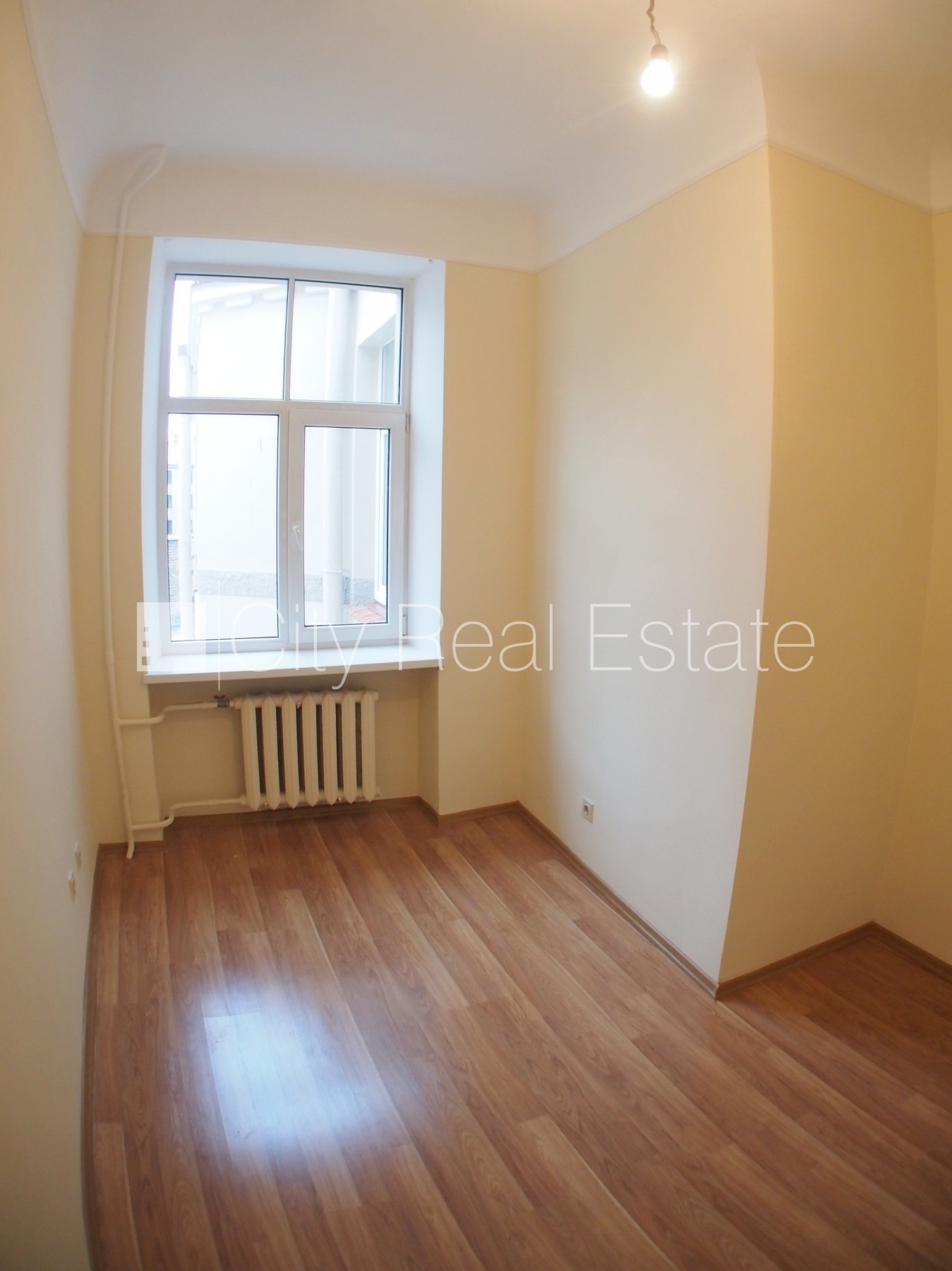 Sludinājumi. Fasādes māja, ieeja no ielas, ir lifts, kāpņu telpa pēc kosmētiskā remonta, logi vērsti uz pagalma Cena: 170 EUR/mēn Foto #7