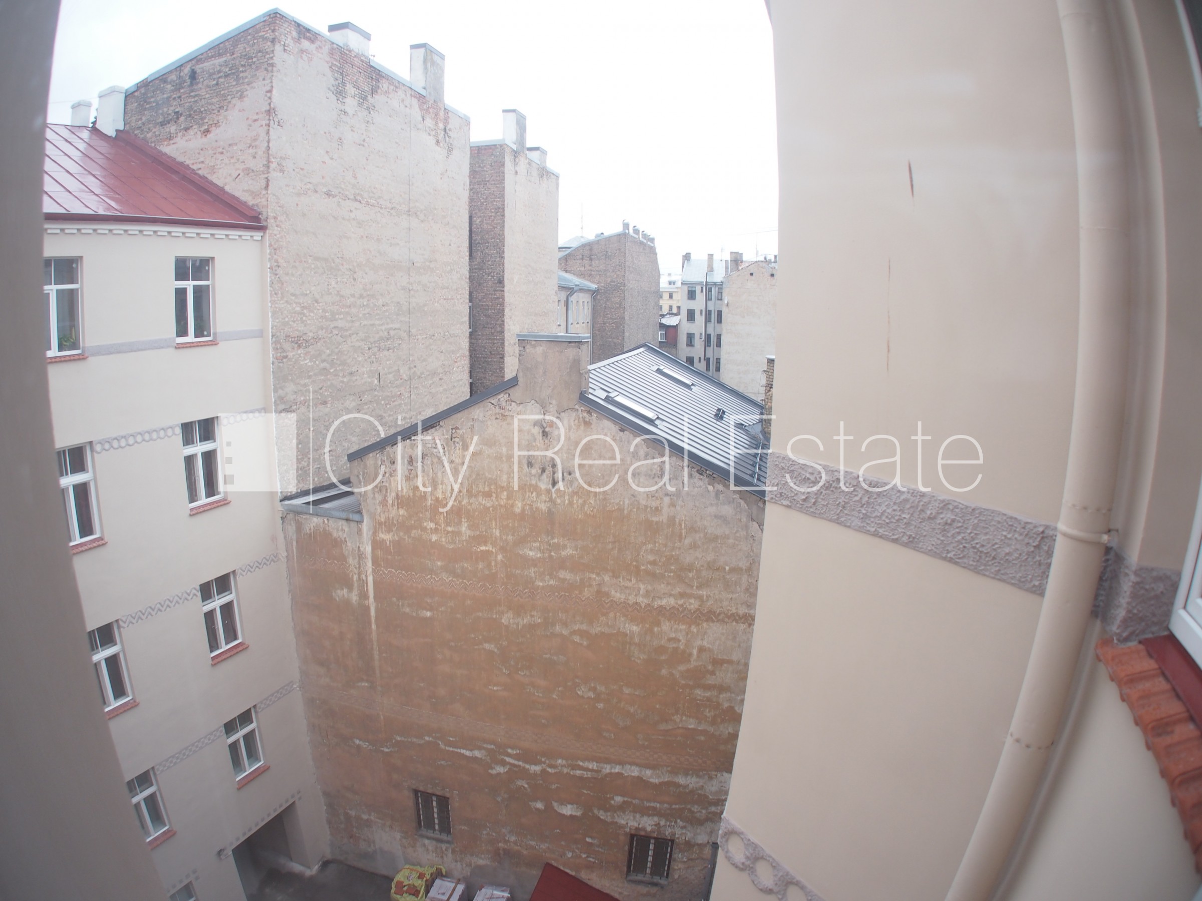 Sludinājumi. Fasādes māja, ieeja no ielas, ir lifts, kāpņu telpa pēc kosmētiskā remonta, logi vērsti uz pagalma Cena: 170 EUR/mēn Foto #4