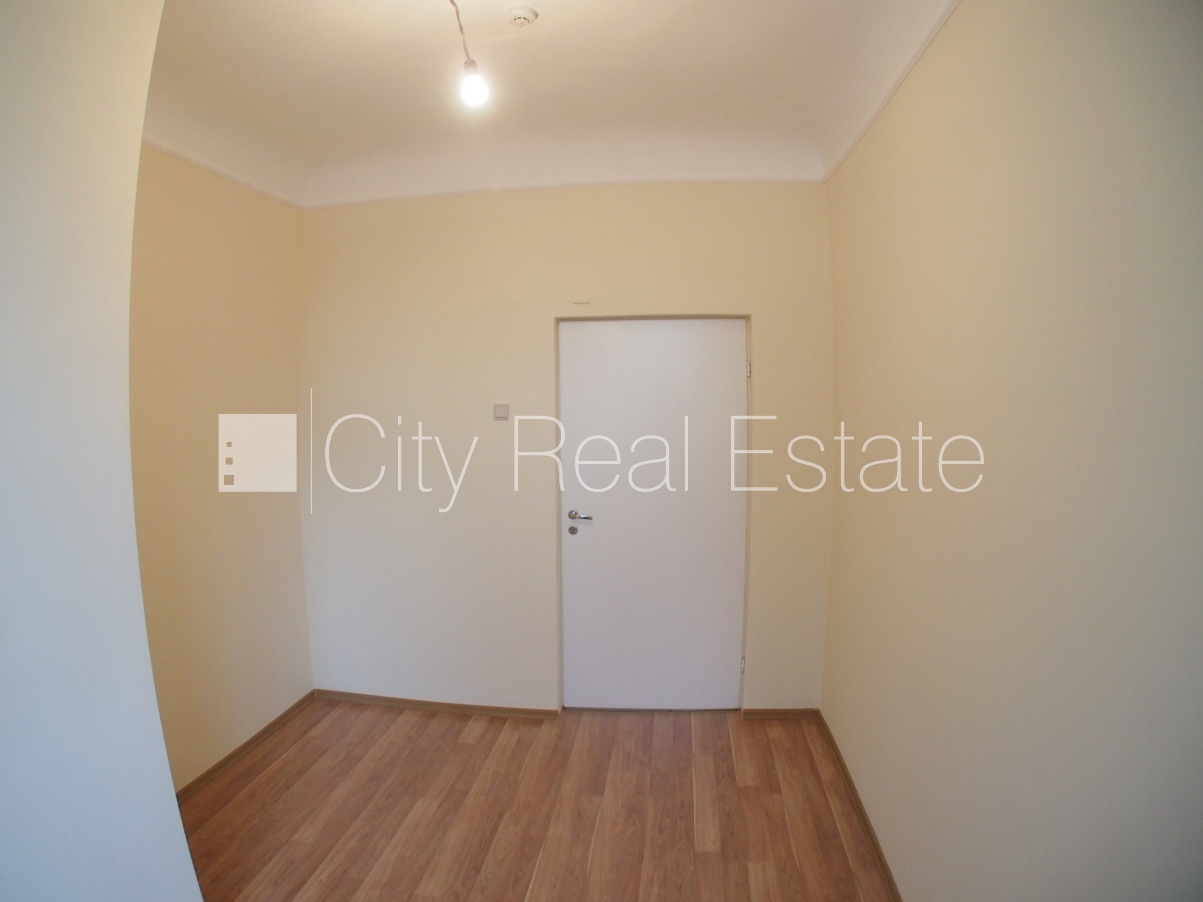 Sludinājumi. Fasādes māja, ieeja no ielas, ir lifts, kāpņu telpa pēc kosmētiskā remonta, logi vērsti uz pagalma Cena: 170 EUR/mēn Foto #6