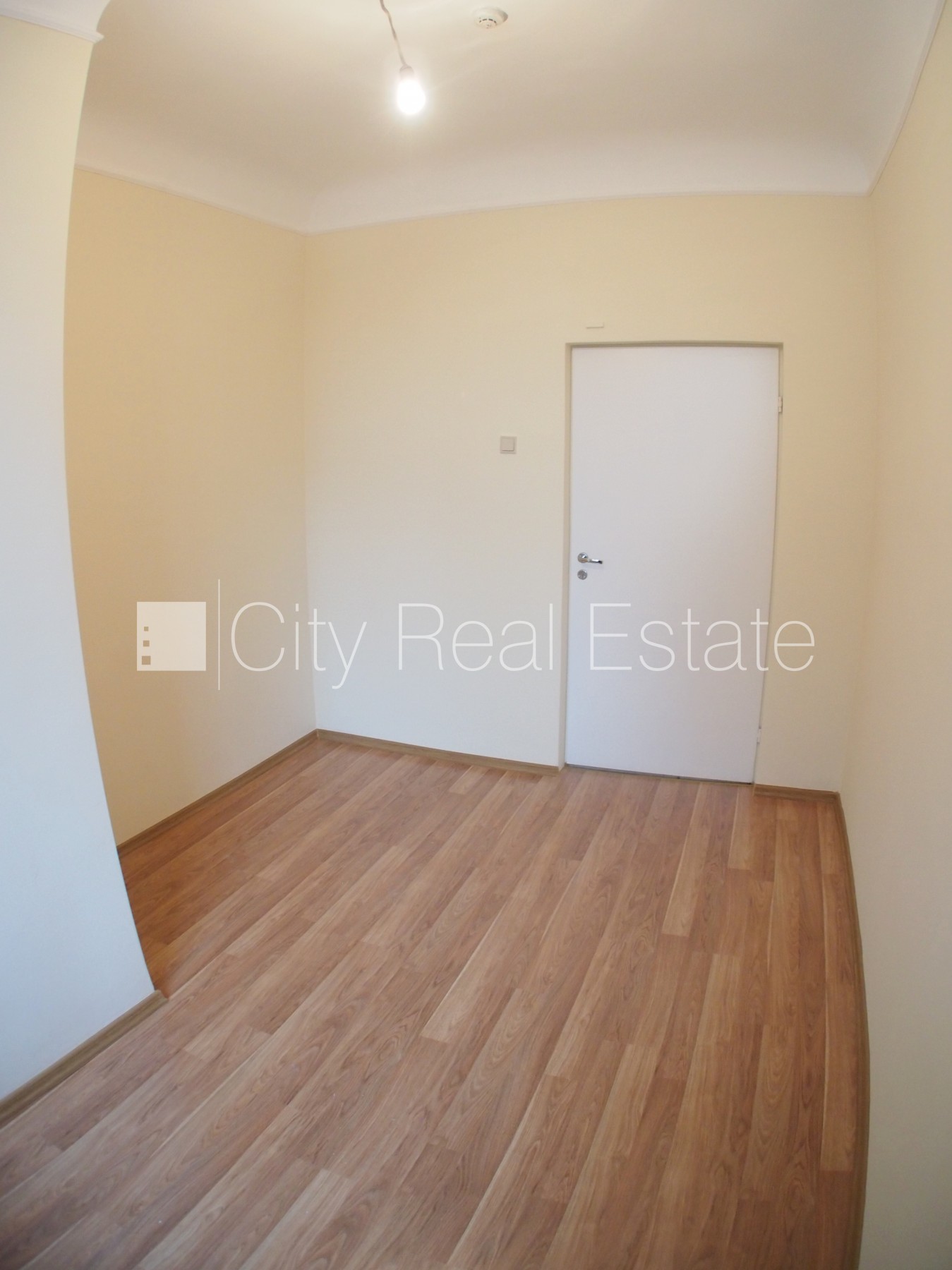 Sludinājumi. Fasādes māja, ieeja no ielas, ir lifts, kāpņu telpa pēc kosmētiskā remonta, logi vērsti uz pagalma Cena: 170 EUR/mēn Foto #8