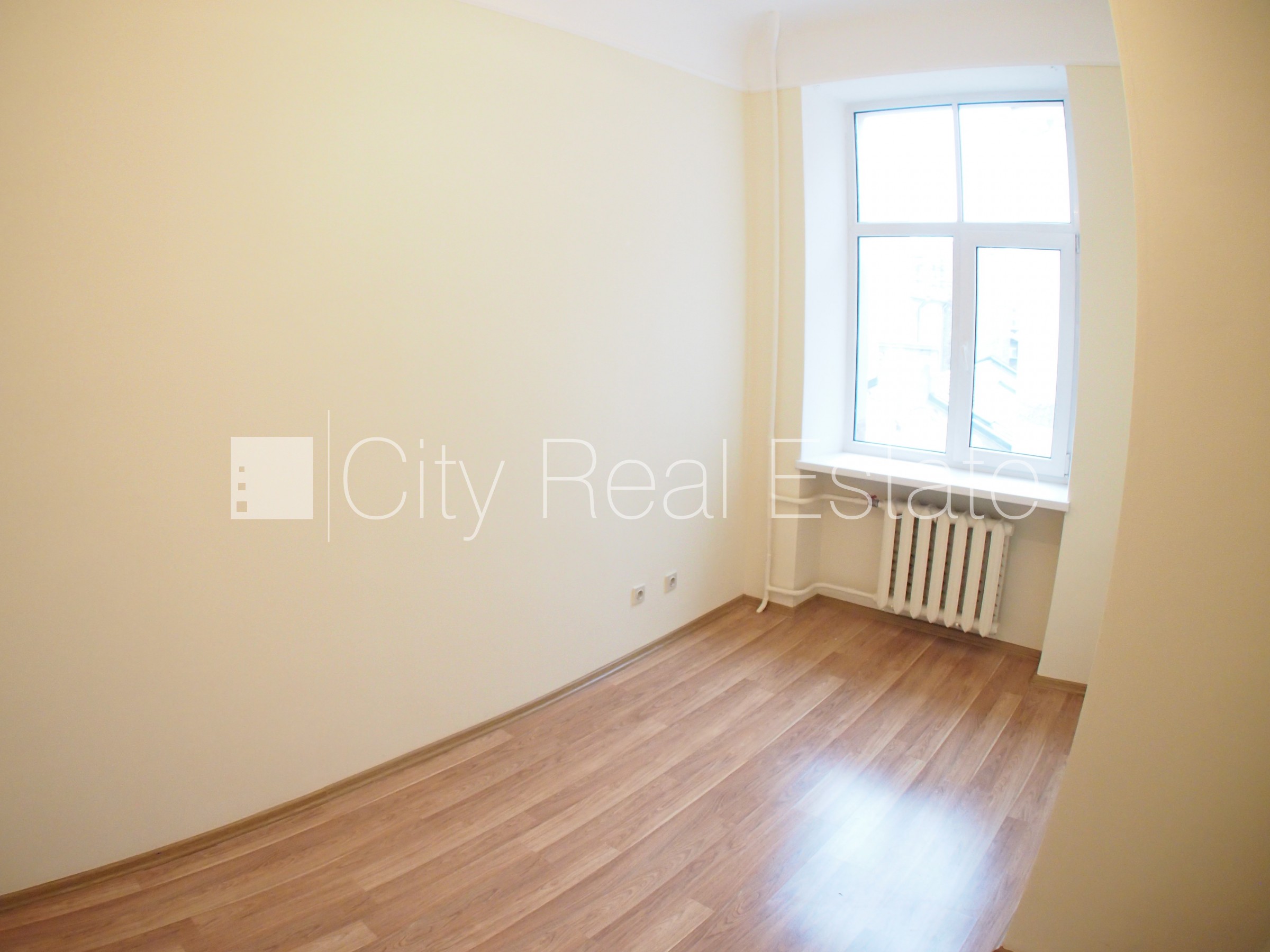 Sludinājumi. Fasādes māja, ieeja no ielas, ir lifts, kāpņu telpa pēc kosmētiskā remonta, logi vērsti uz pagalma Cena: 170 EUR/mēn Foto #2