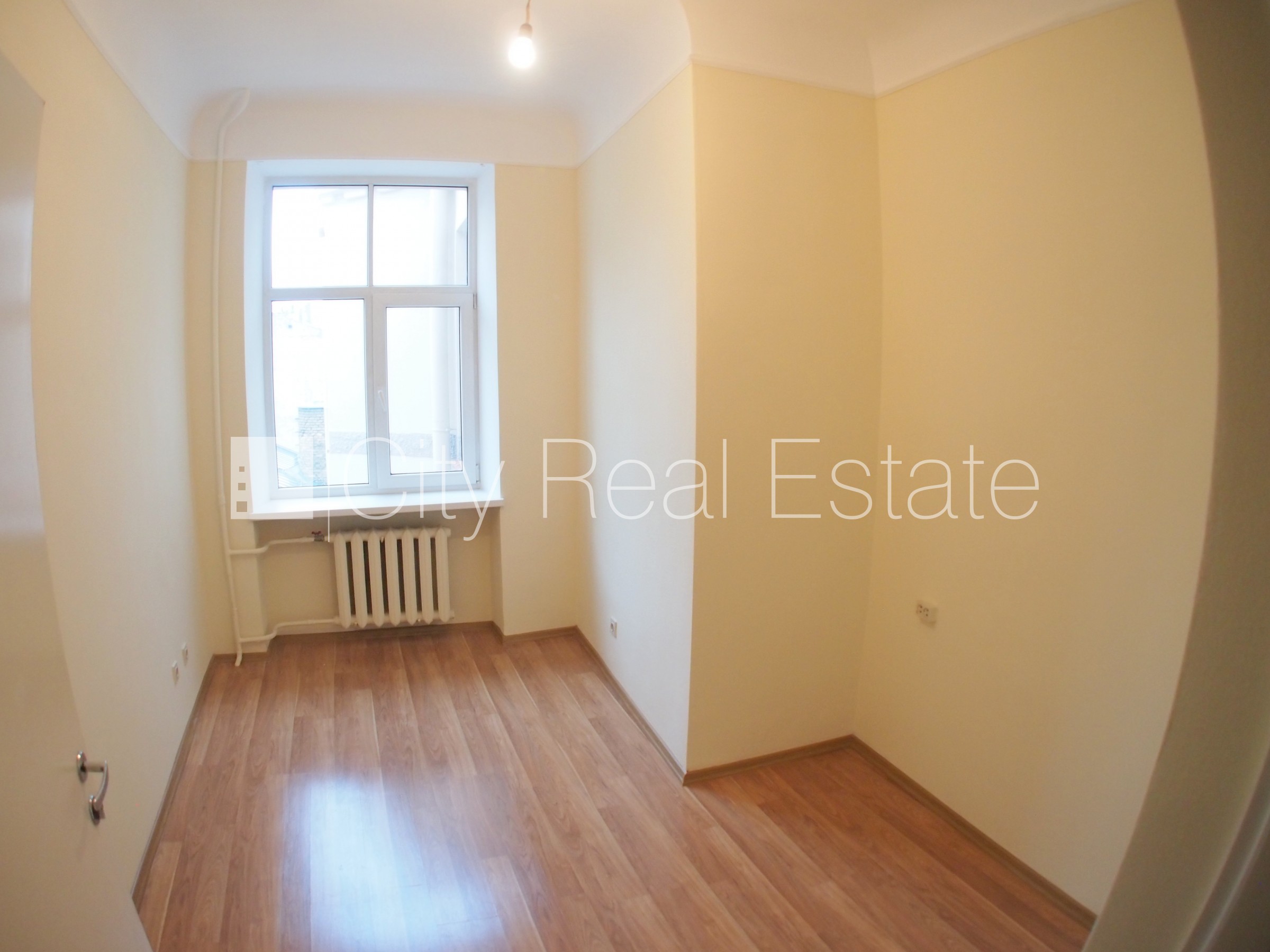 Sludinājumi. Fasādes māja, ieeja no ielas, ir lifts, kāpņu telpa pēc kosmētiskā remonta, logi vērsti uz pagalma Cena: 170 EUR/mēn Foto #3