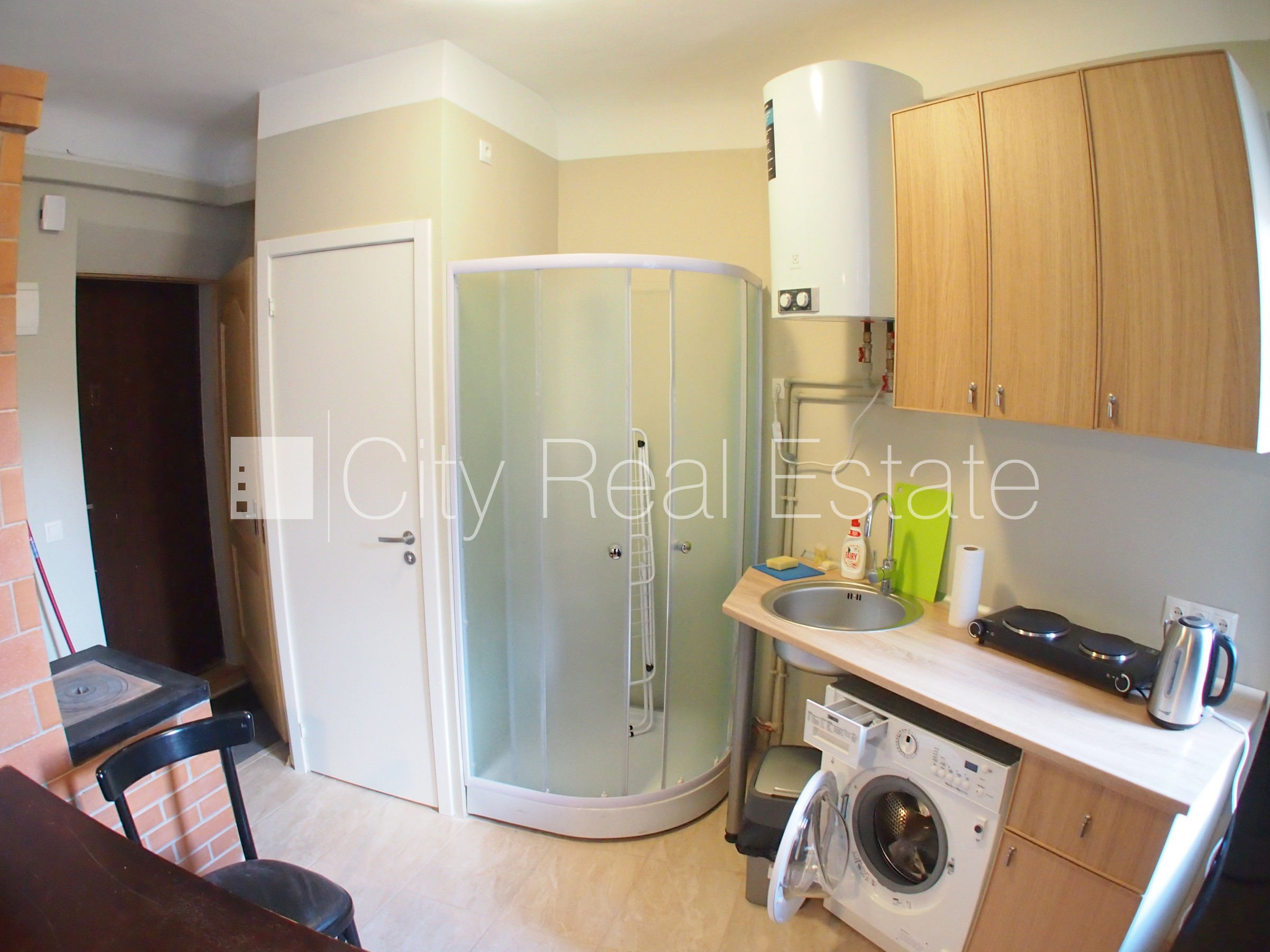 Sludinājumi. Fasādes māja, ieeja no ielas, logi vērsti uz pagalma pusi, studio tipa, virtuve apvienota ar Cena: 220 EUR/mēn Foto #9