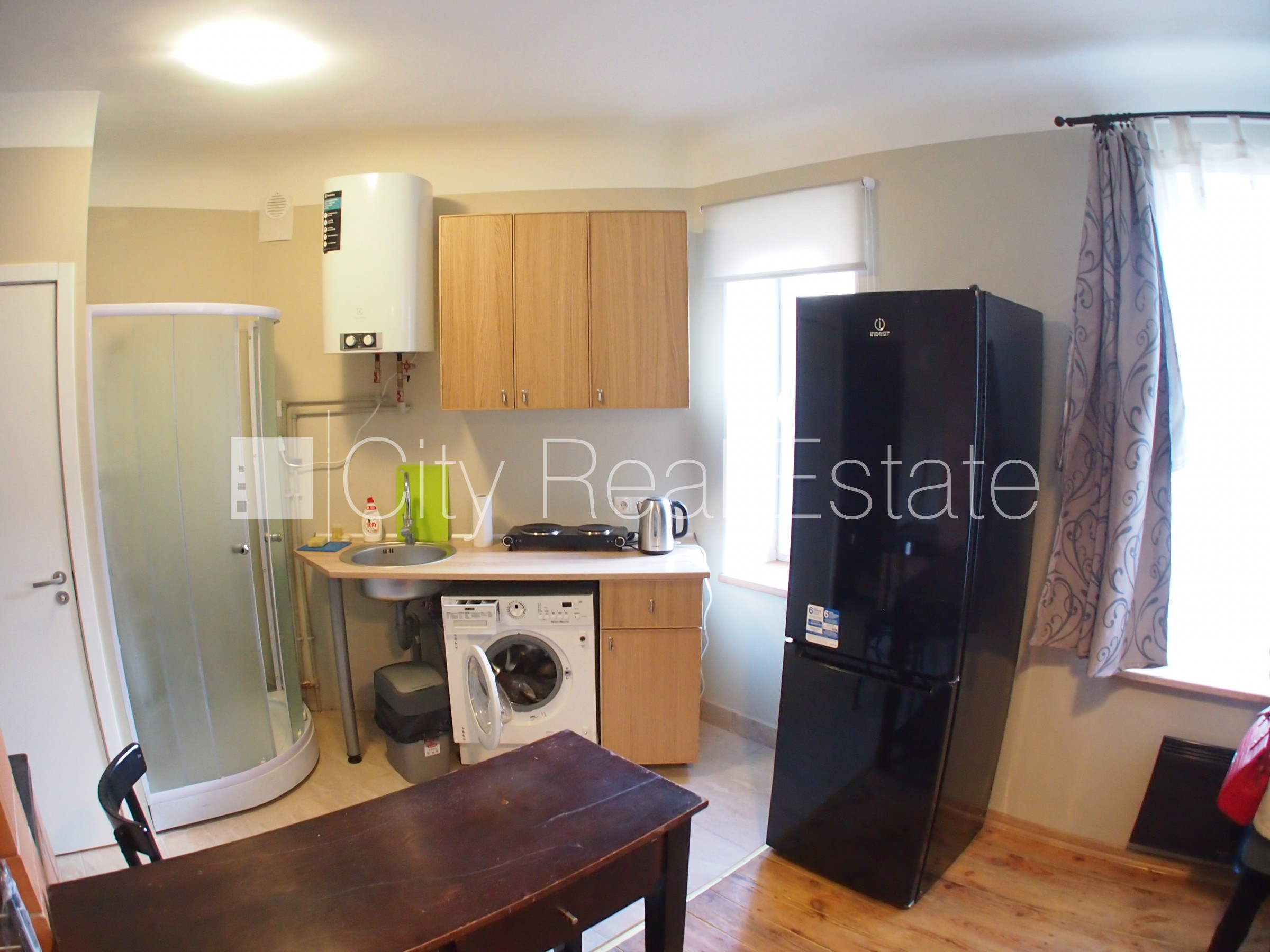 Sludinājumi. Fasādes māja, ieeja no ielas, logi vērsti uz pagalma pusi, studio tipa, virtuve apvienota ar Cena: 220 EUR/mēn Foto #2