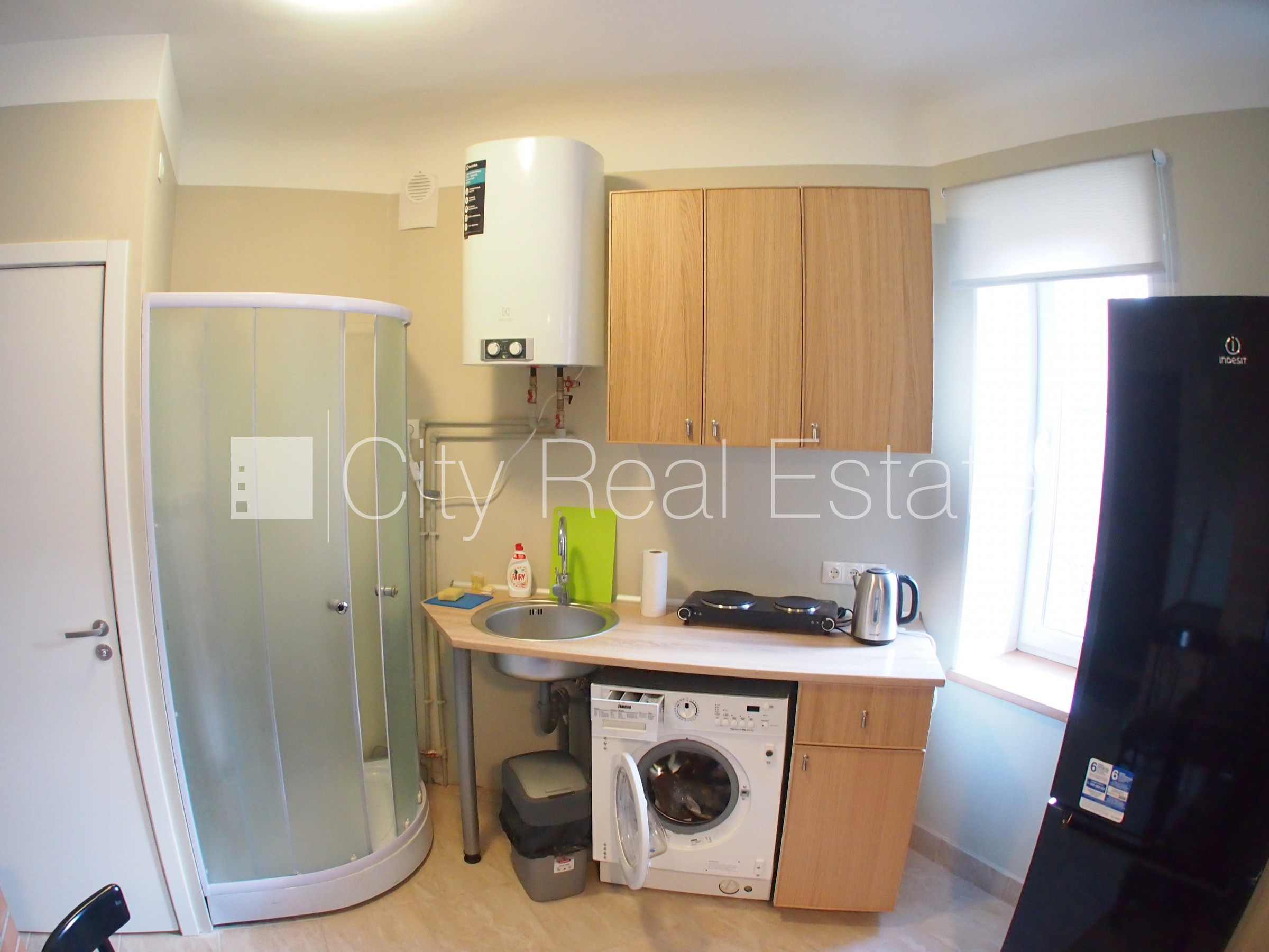 Sludinājumi. Fasādes māja, ieeja no ielas, logi vērsti uz pagalma pusi, studio tipa, virtuve apvienota ar Cena: 220 EUR/mēn Foto #10