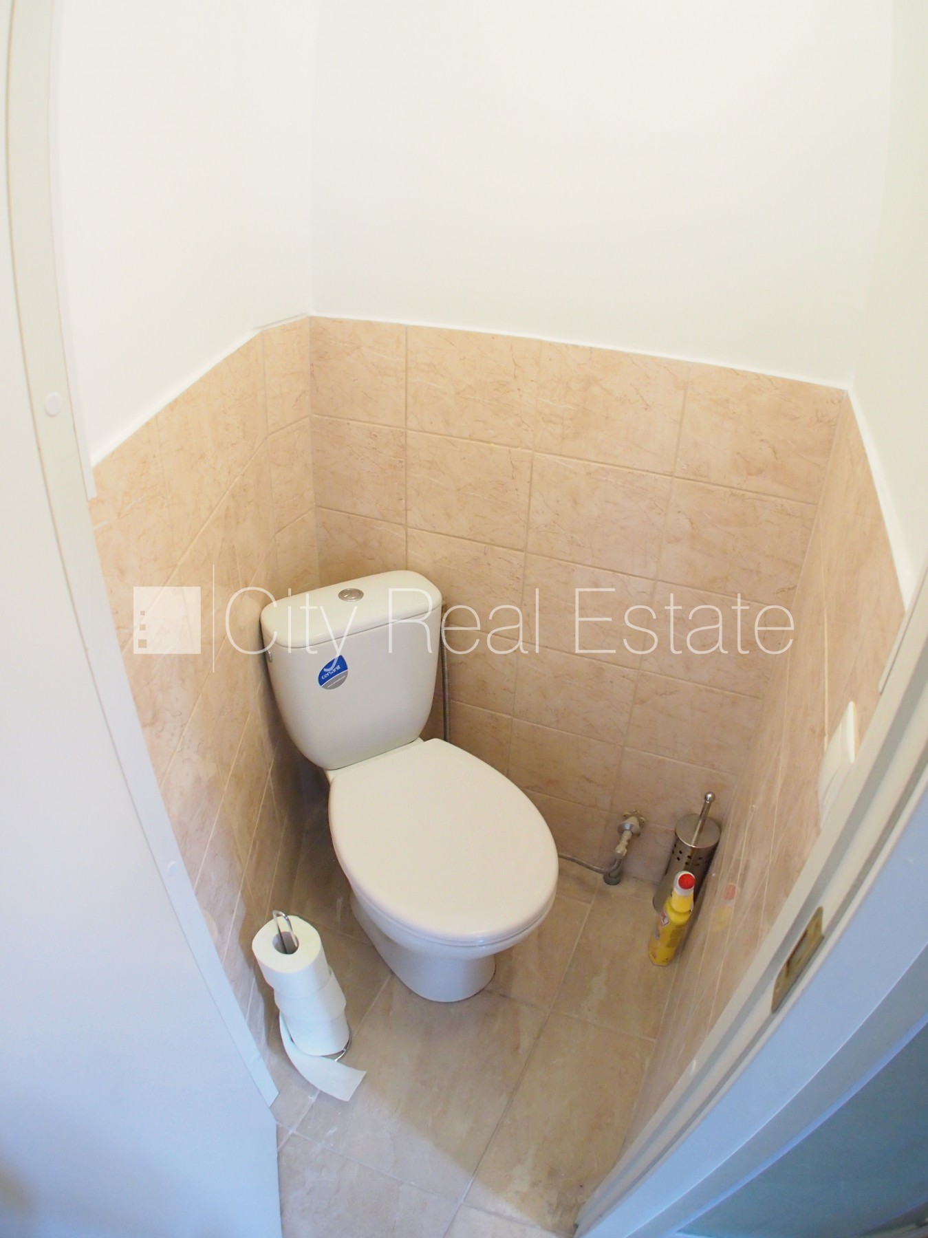 Sludinājumi. Fasādes māja, ieeja no ielas, logi vērsti uz pagalma pusi, studio tipa, virtuve apvienota ar Cena: 220 EUR/mēn Foto #11