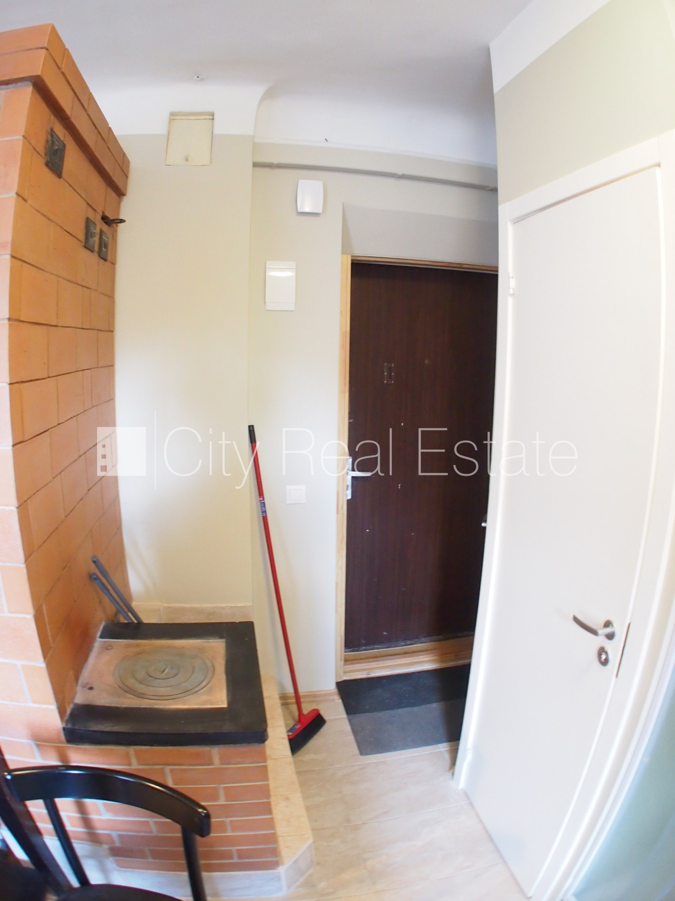 Sludinājumi. Fasādes māja, ieeja no ielas, logi vērsti uz pagalma pusi, studio tipa, virtuve apvienota ar Cena: 220 EUR/mēn Foto #12