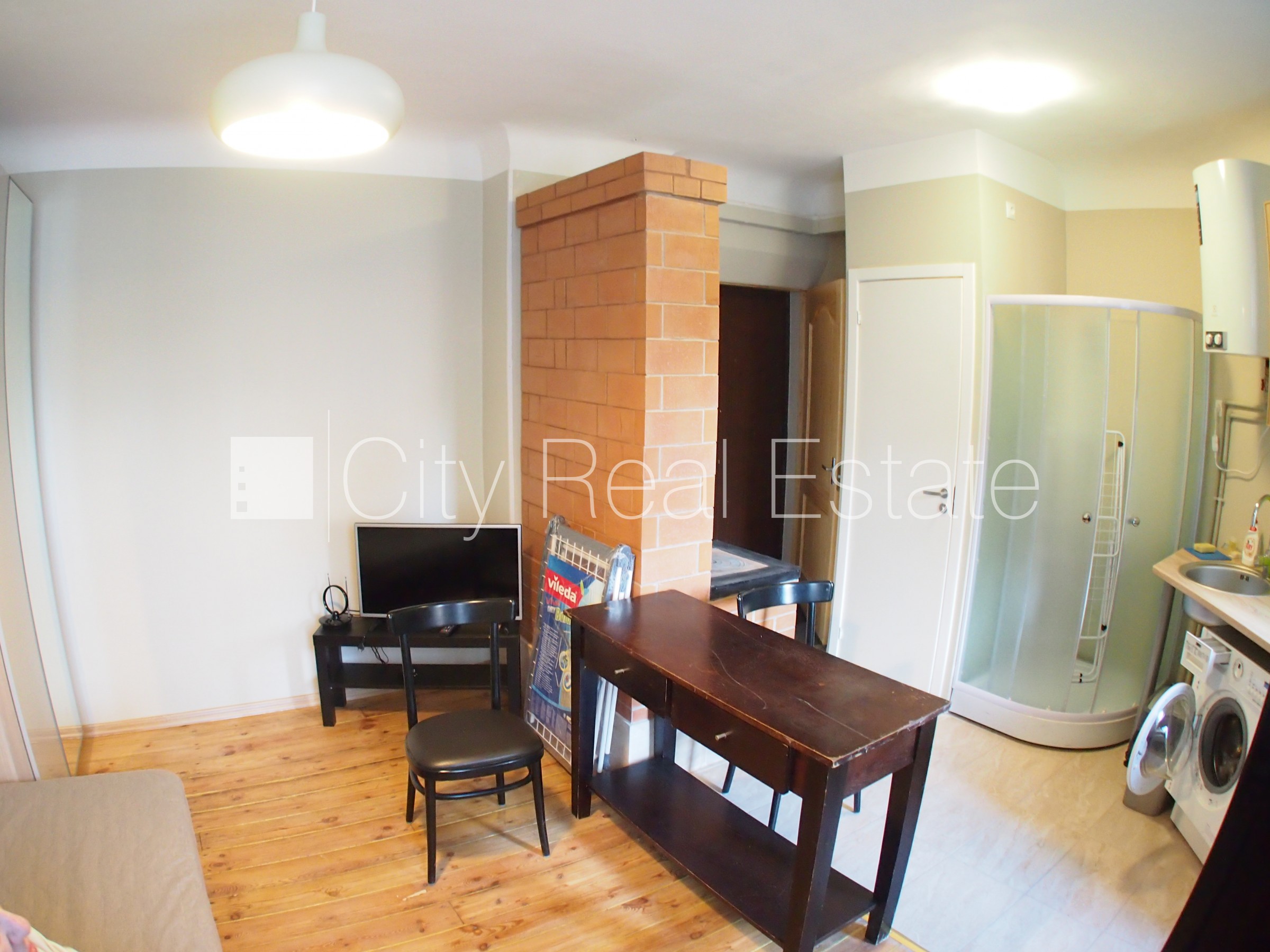 Sludinājumi. Fasādes māja, ieeja no ielas, logi vērsti uz pagalma pusi, studio tipa, virtuve apvienota ar Cena: 220 EUR/mēn Foto #14