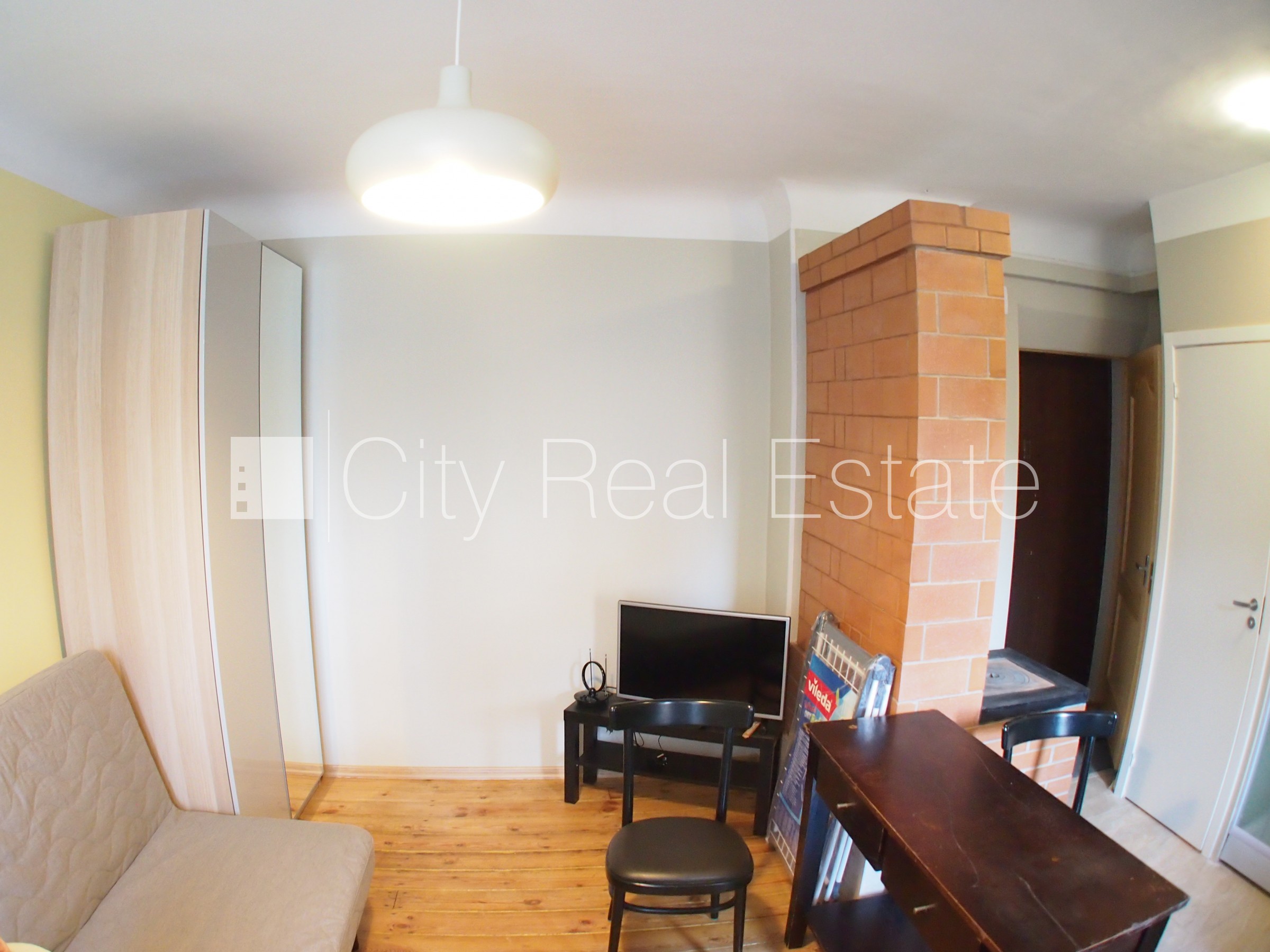 Sludinājumi. Fasādes māja, ieeja no ielas, logi vērsti uz pagalma pusi, studio tipa, virtuve apvienota ar Cena: 220 EUR/mēn Foto #8