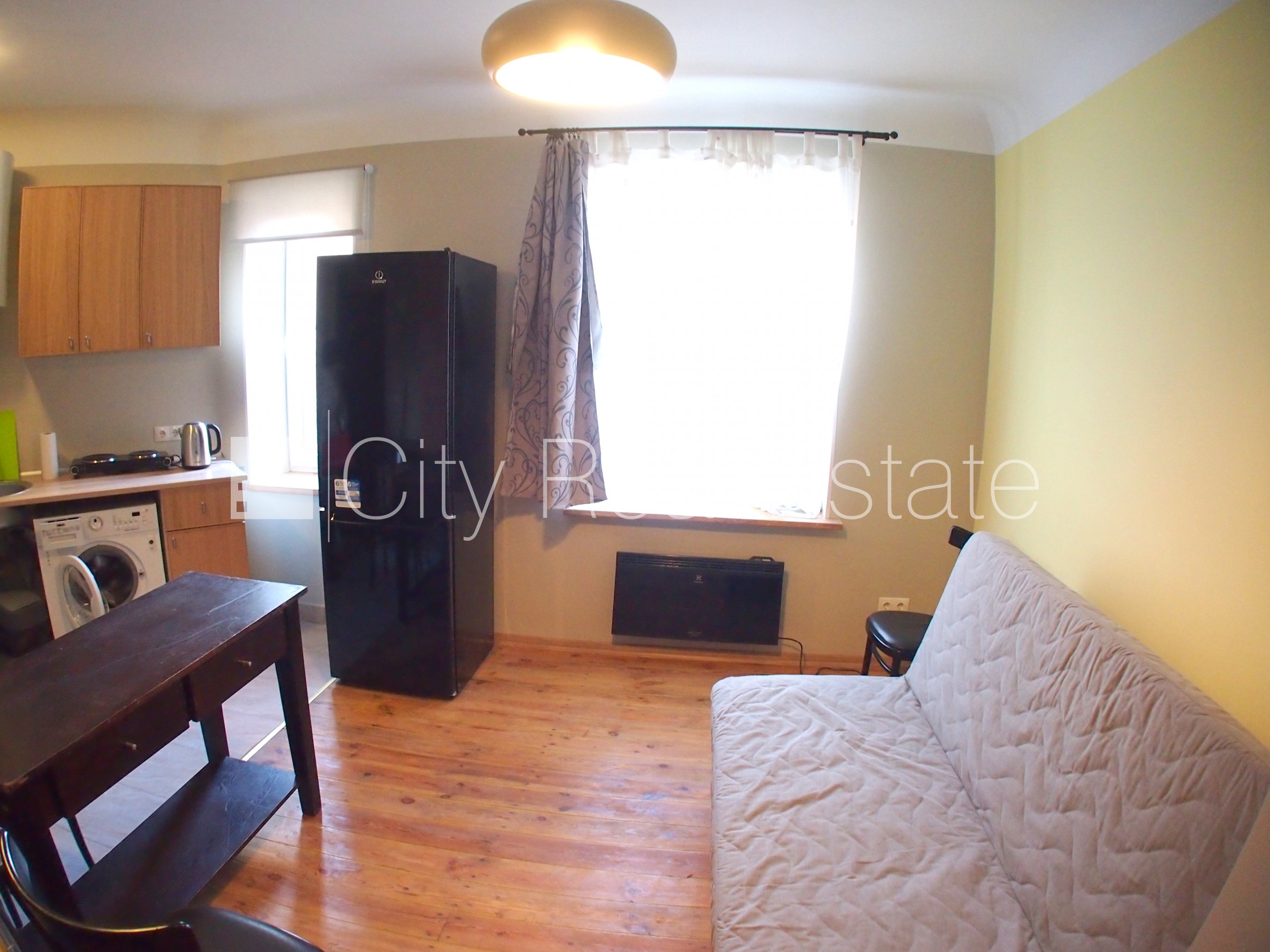 Sludinājumi. Fasādes māja, ieeja no ielas, logi vērsti uz pagalma pusi, studio tipa, virtuve apvienota ar Cena: 220 EUR/mēn Foto #4