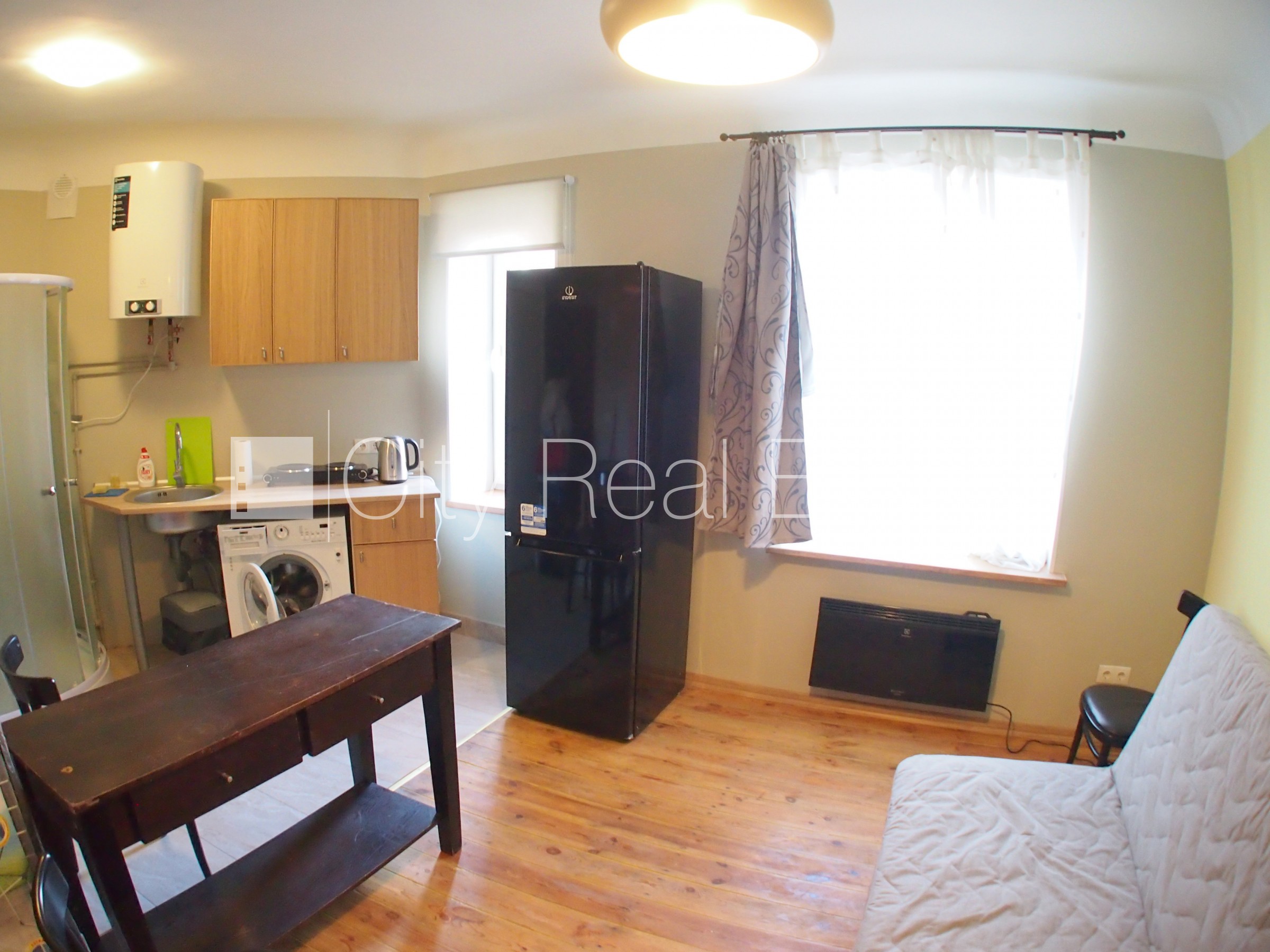 Sludinājumi. Fasādes māja, ieeja no ielas, logi vērsti uz pagalma pusi, studio tipa, virtuve apvienota ar Cena: 220 EUR/mēn Foto #1