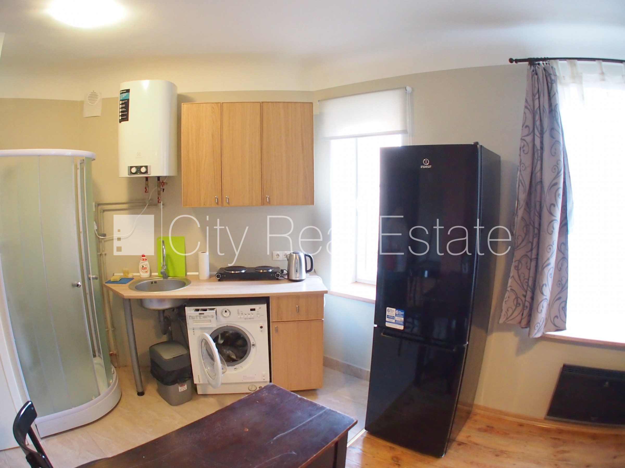 Sludinājumi. Fasādes māja, ieeja no ielas, logi vērsti uz pagalma pusi, studio tipa, virtuve apvienota ar Cena: 220 EUR/mēn Foto #3