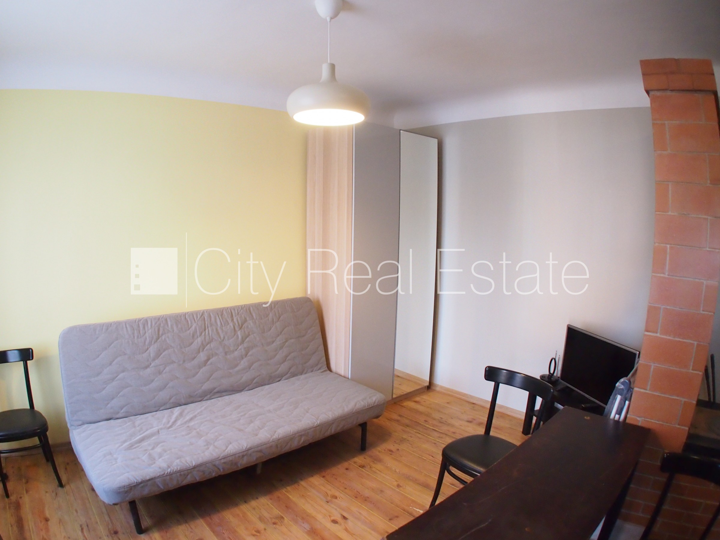 Sludinājumi. Fasādes māja, ieeja no ielas, logi vērsti uz pagalma pusi, studio tipa, virtuve apvienota ar Cena: 220 EUR/mēn Foto #5