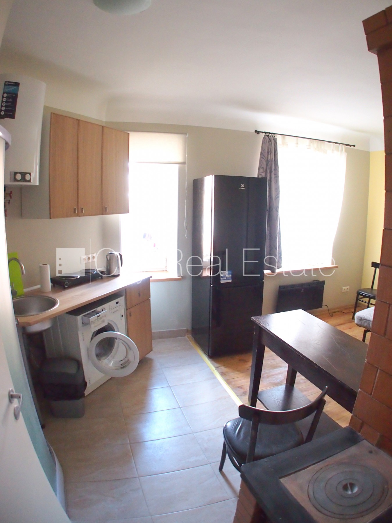 Sludinājumi. Fasādes māja, ieeja no ielas, logi vērsti uz pagalma pusi, studio tipa, virtuve apvienota ar Cena: 220 EUR/mēn Foto #7