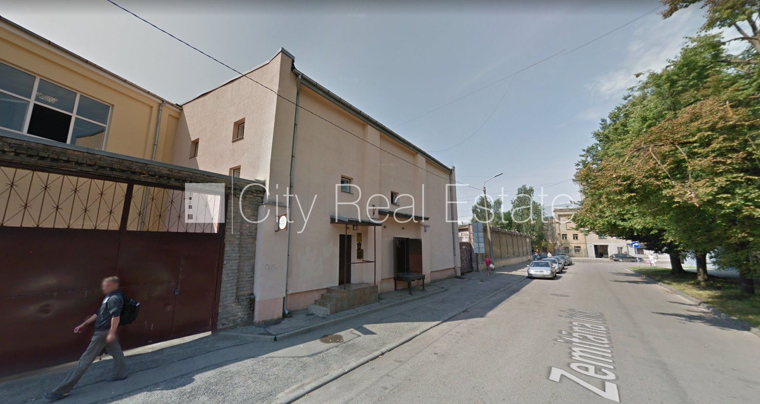 Sludinājumi. Zeme īpašumā, fasādes māja, metāla jumta segums, fasāde ar dekoratīvo apmetumu, pagrabstāvā Cena: 210000 EUR Foto #1