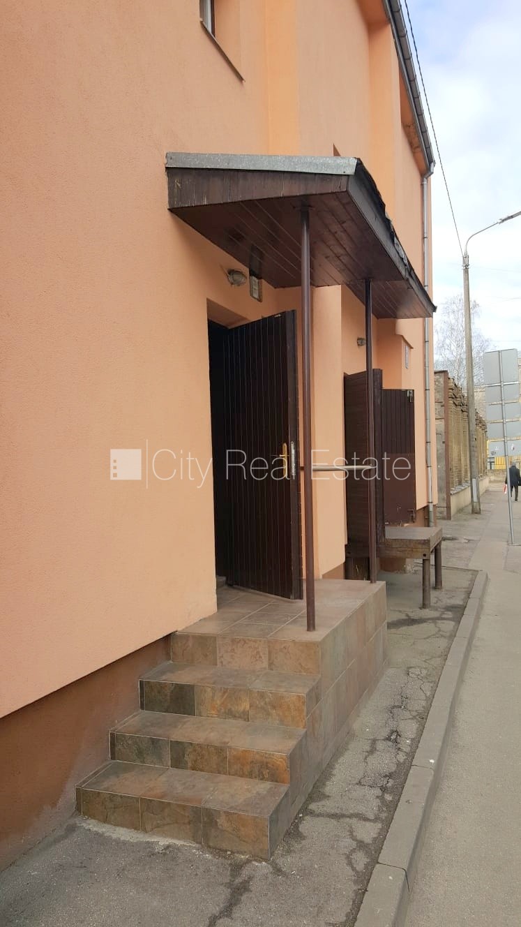 Sludinājumi. Zeme īpašumā, fasādes māja, metāla jumta segums, fasāde ar dekoratīvo apmetumu, pagrabstāvā Cena: 210000 EUR Foto #3