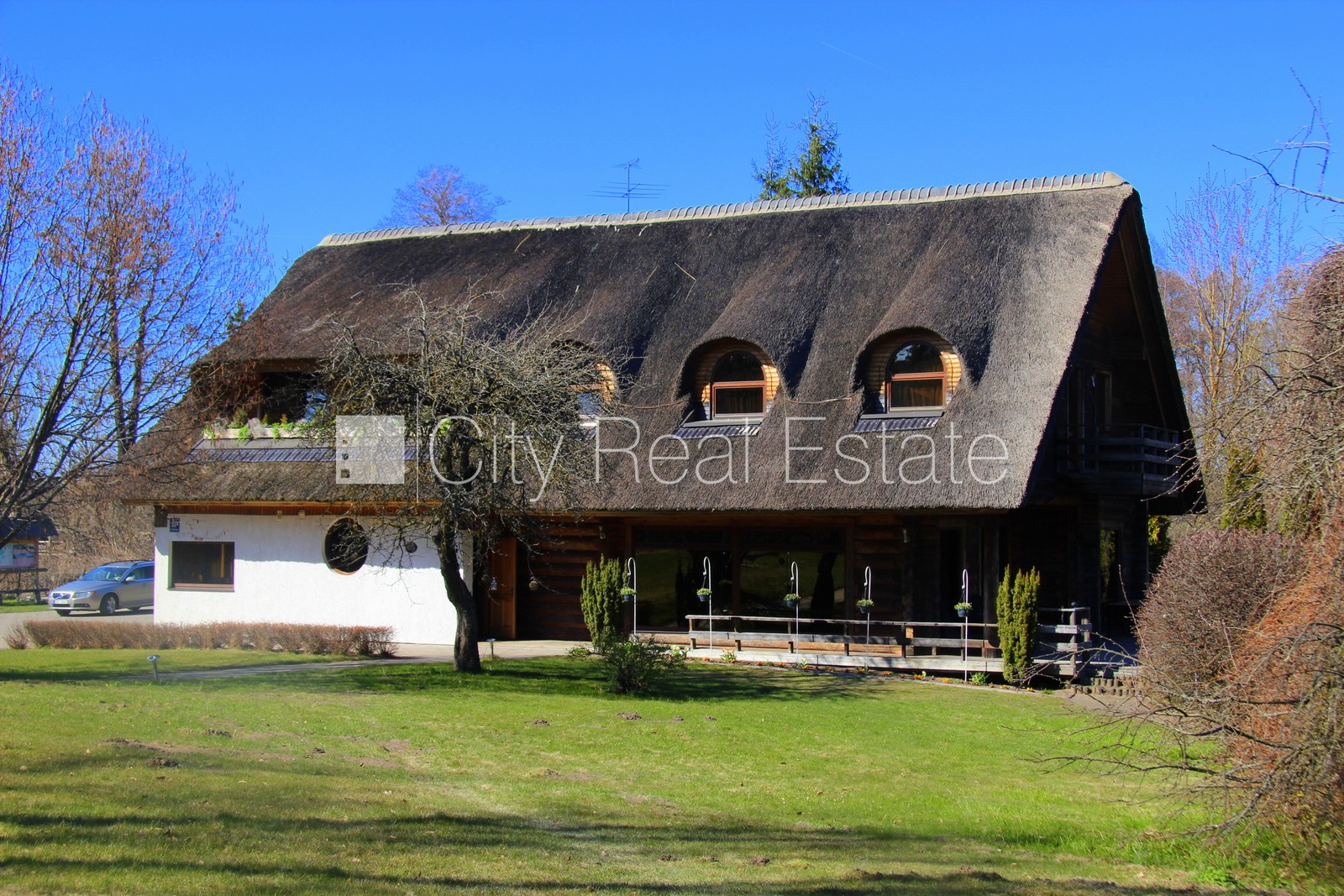 Sludinājumi. Īpašumu pārdod ar visu biznesu, zeme īpašumā, muiža, viesu māja, guļbūve, niedru jumta segums, Cena: 650000 EUR Foto #1