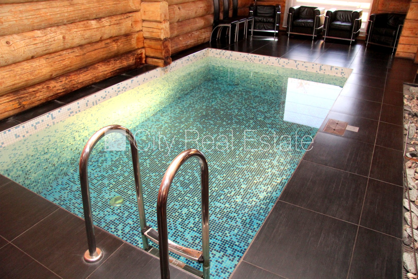 Sludinājumi. Īpašumu pārdod ar visu biznesu, zeme īpašumā, muiža, viesu māja, guļbūve, niedru jumta segums, Cena: 650000 EUR Foto #8