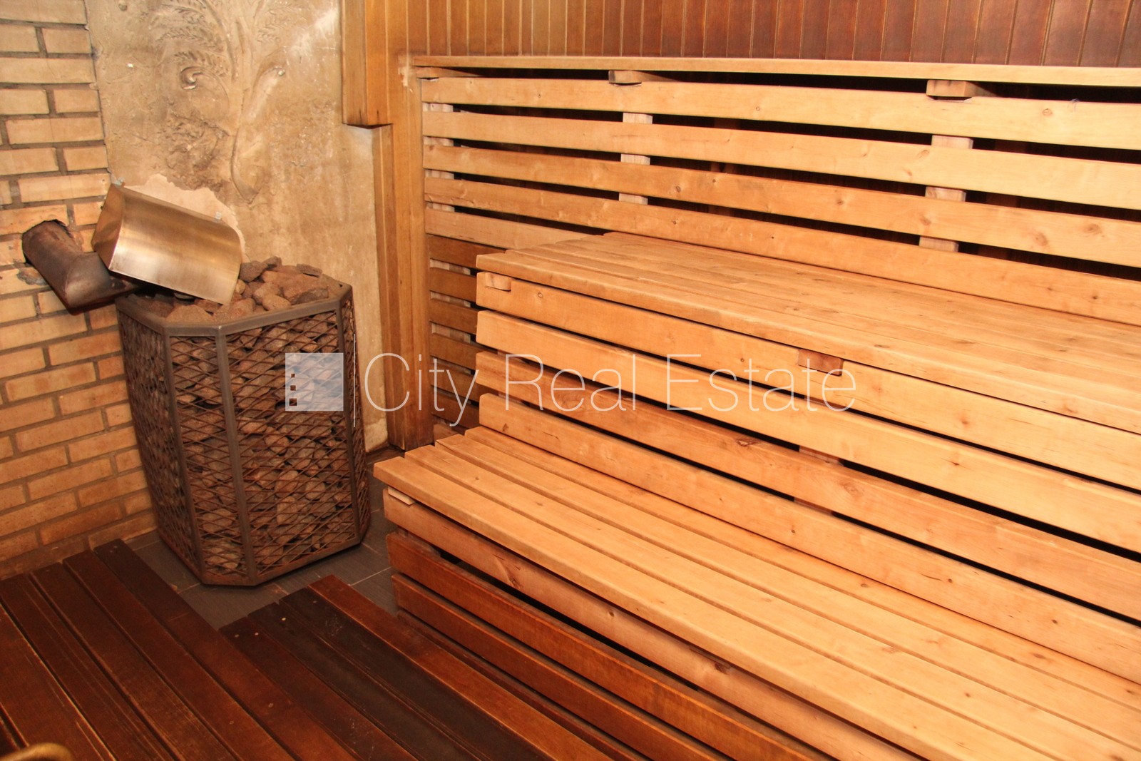 Sludinājumi. Īpašumu pārdod ar visu biznesu, zeme īpašumā, muiža, viesu māja, guļbūve, niedru jumta segums, Cena: 650000 EUR Foto #9