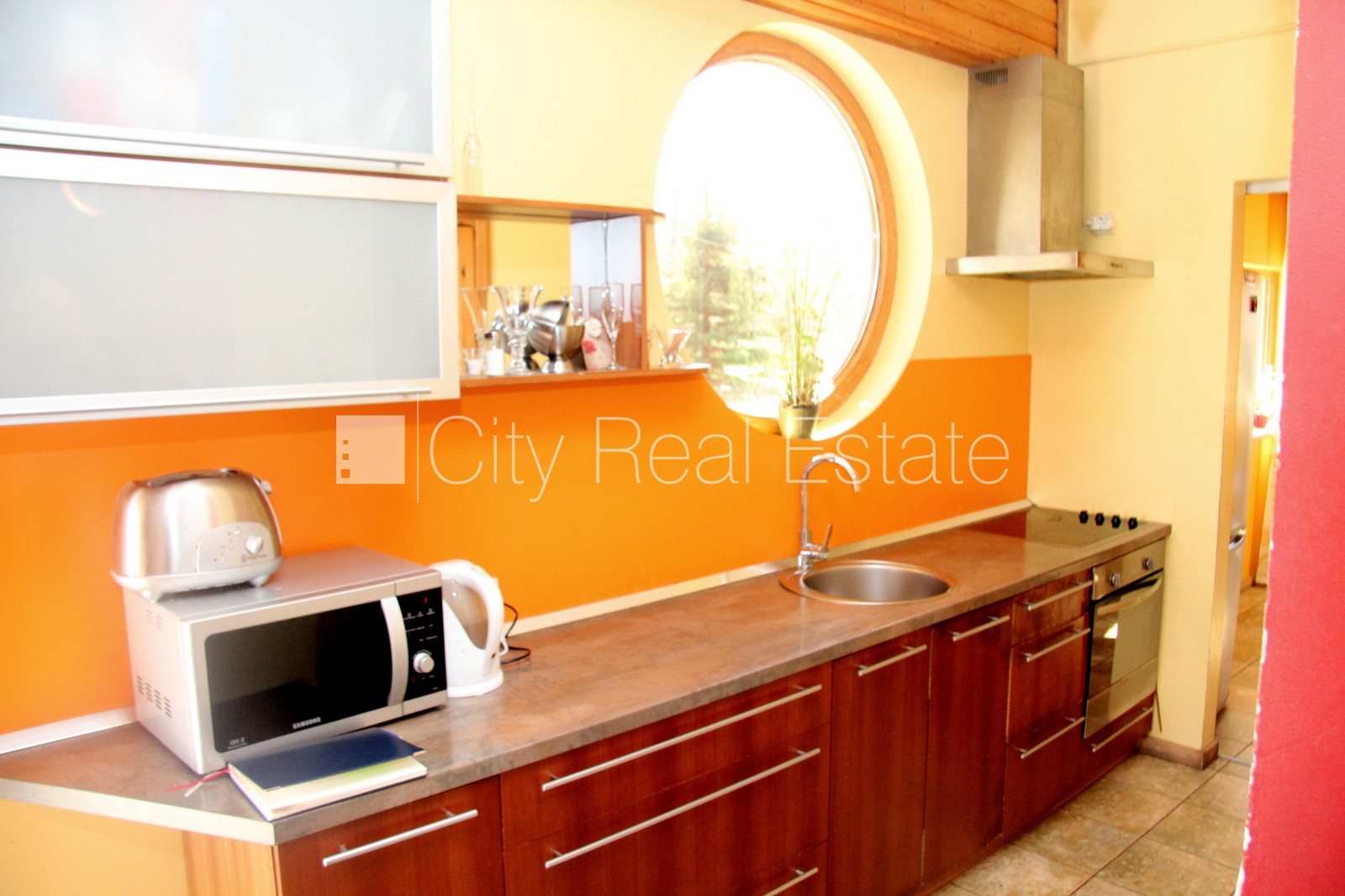 Sludinājumi. Īpašumu pārdod ar visu biznesu, zeme īpašumā, muiža, viesu māja, guļbūve, niedru jumta segums, Cena: 650000 EUR Foto #11