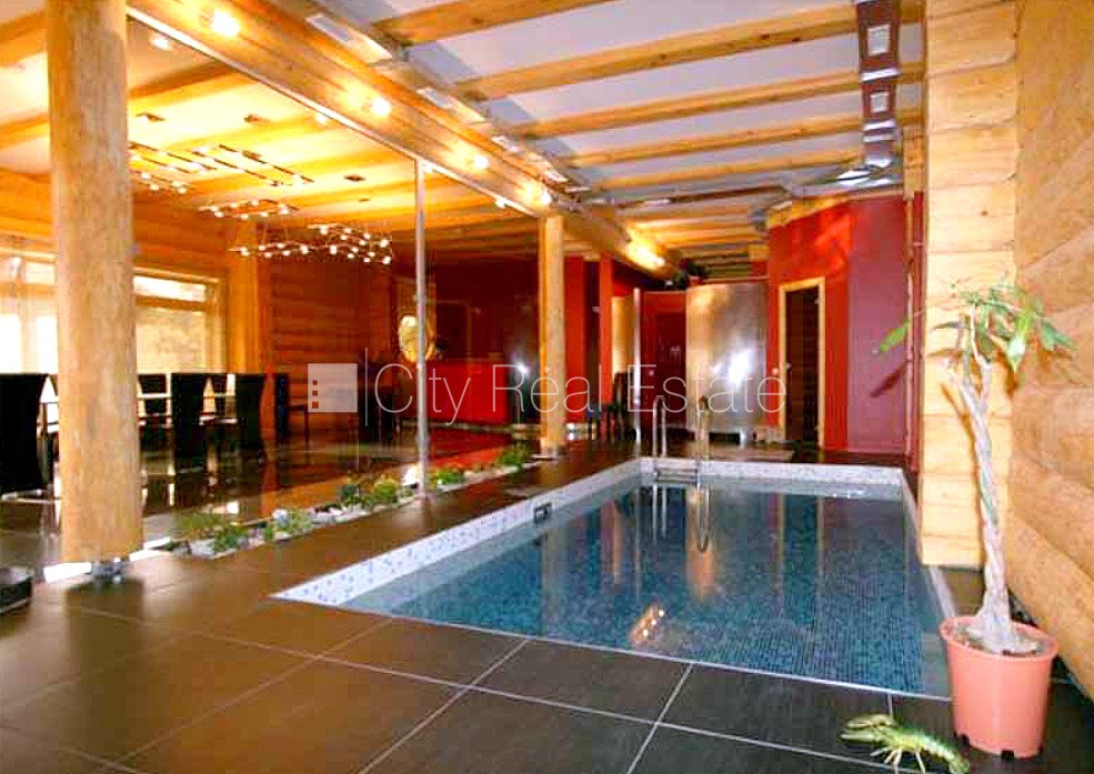 Sludinājumi. Īpašumu pārdod ar visu biznesu, zeme īpašumā, muiža, viesu māja, guļbūve, niedru jumta segums, Cena: 650000 EUR Foto #4