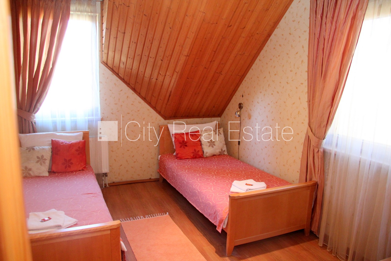 Sludinājumi. Īpašumu pārdod ar visu biznesu, zeme īpašumā, muiža, viesu māja, guļbūve, niedru jumta segums, Cena: 650000 EUR Foto #21