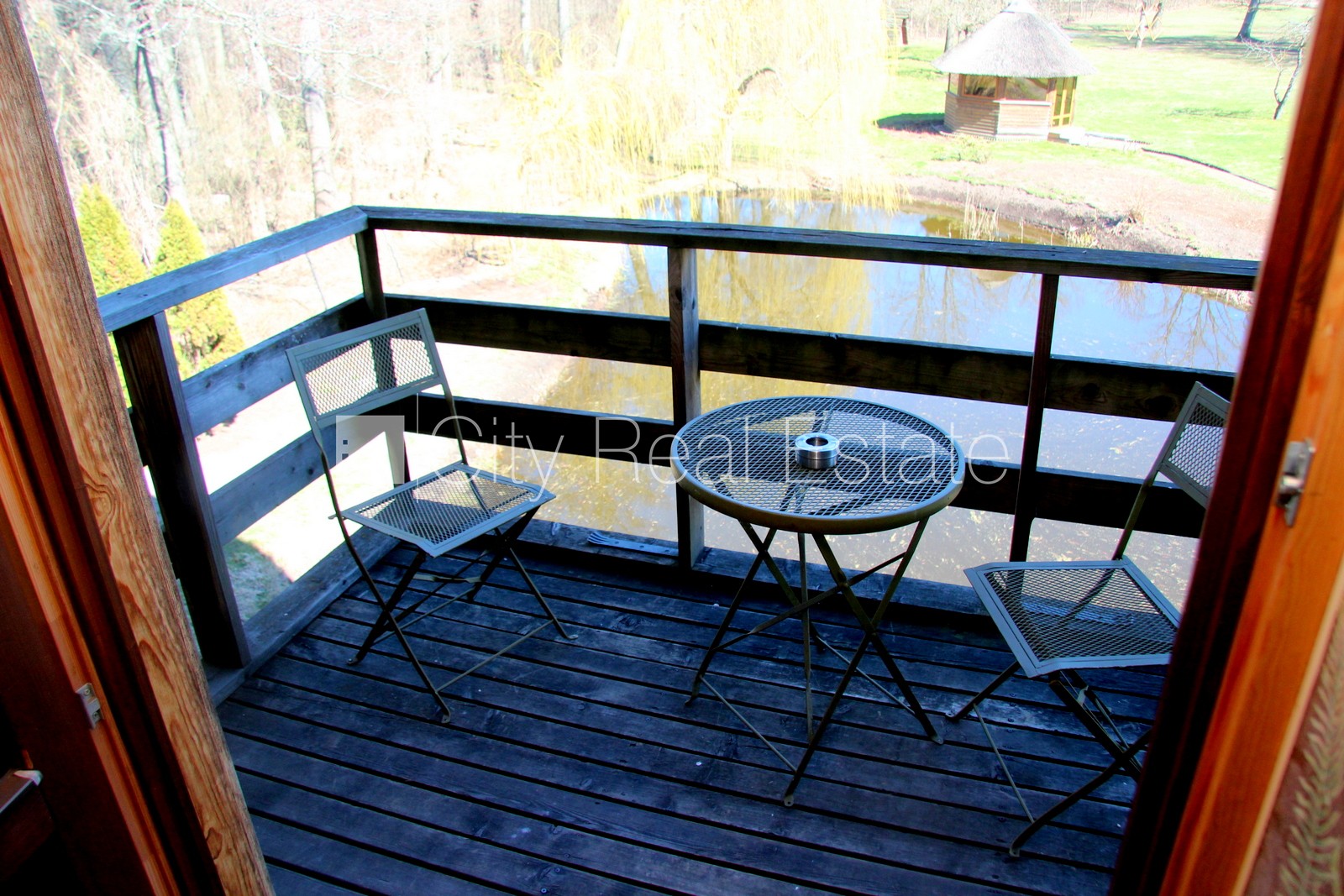 Sludinājumi. Īpašumu pārdod ar visu biznesu, zeme īpašumā, muiža, viesu māja, guļbūve, niedru jumta segums, Cena: 650000 EUR Foto #24