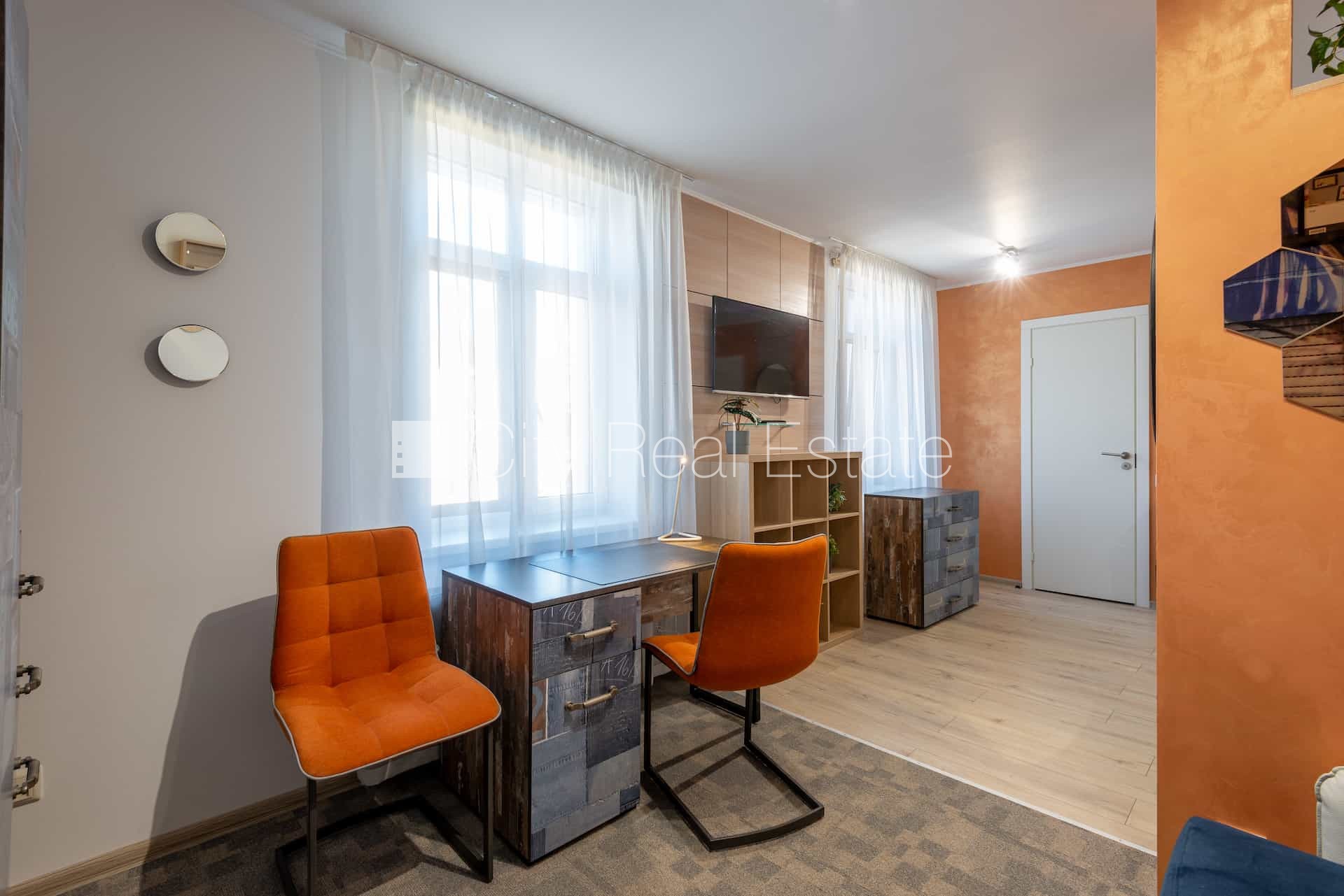 Sludinājumi. Fasādes māja, renovēta māja, labiekārtota apzaļumota teritorija, slēgta teritorija, ieeja no ielas Cena: 253 EUR/mēn Foto #1