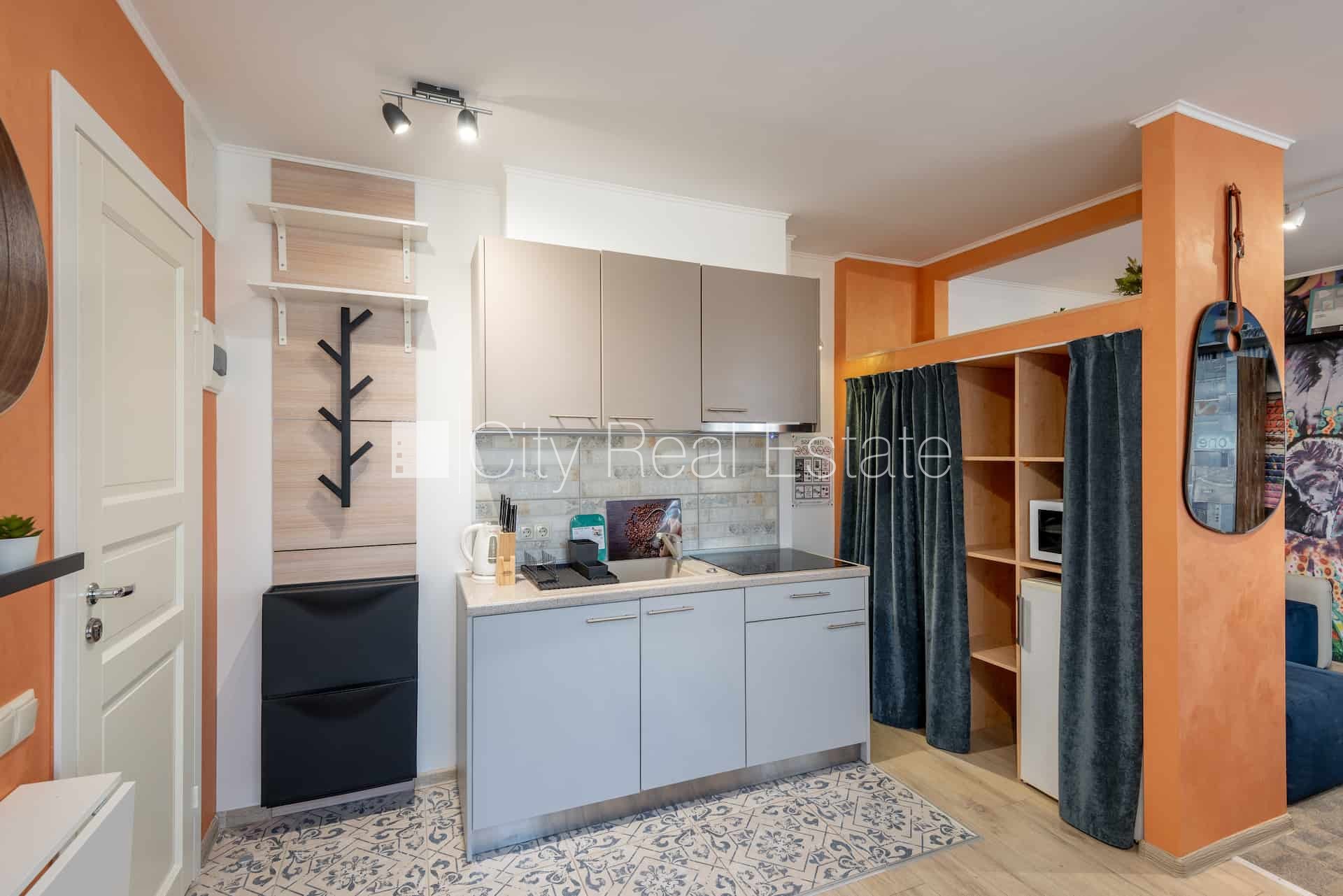 Sludinājumi. Fasādes māja, renovēta māja, labiekārtota apzaļumota teritorija, slēgta teritorija, ieeja no ielas Cena: 253 EUR/mēn Foto #8