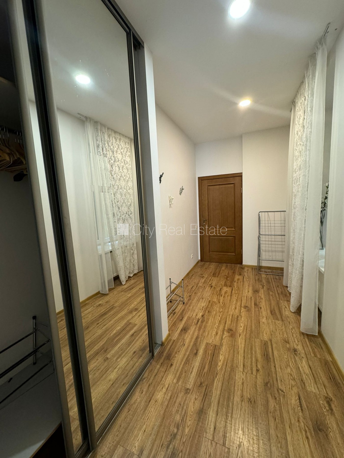 Sludinājumi. Fasādes māja, renovēta māja, labiekārtots apzaļumots pagalms, slēgts pagalms, ieeja no ielas, ir Cena: 880 EUR/mēn Foto #7