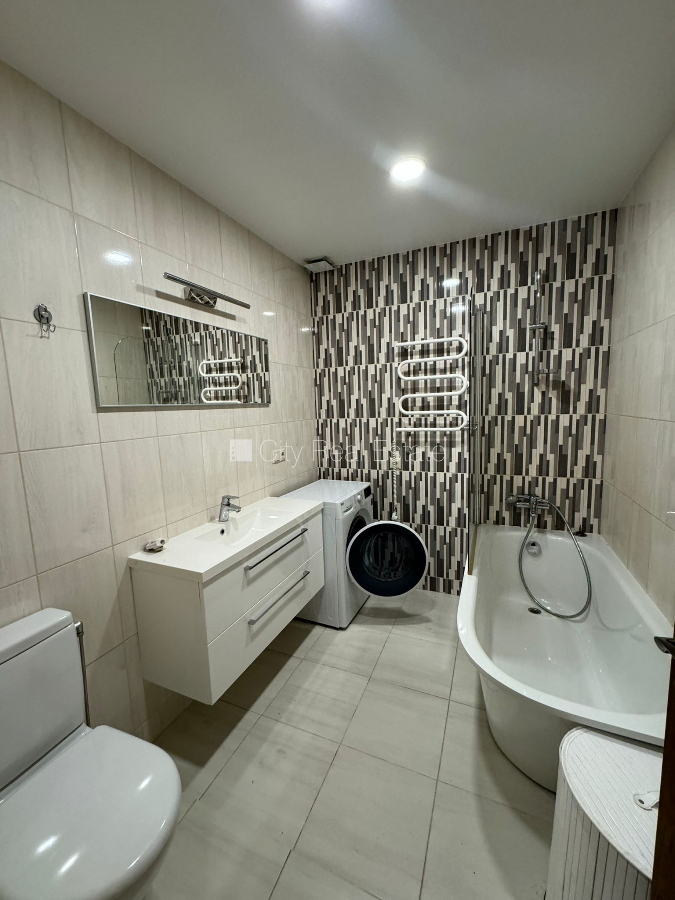 Sludinājumi. Fasādes māja, renovēta māja, labiekārtots apzaļumots pagalms, slēgts pagalms, ieeja no ielas, ir Cena: 880 EUR/mēn Foto #6