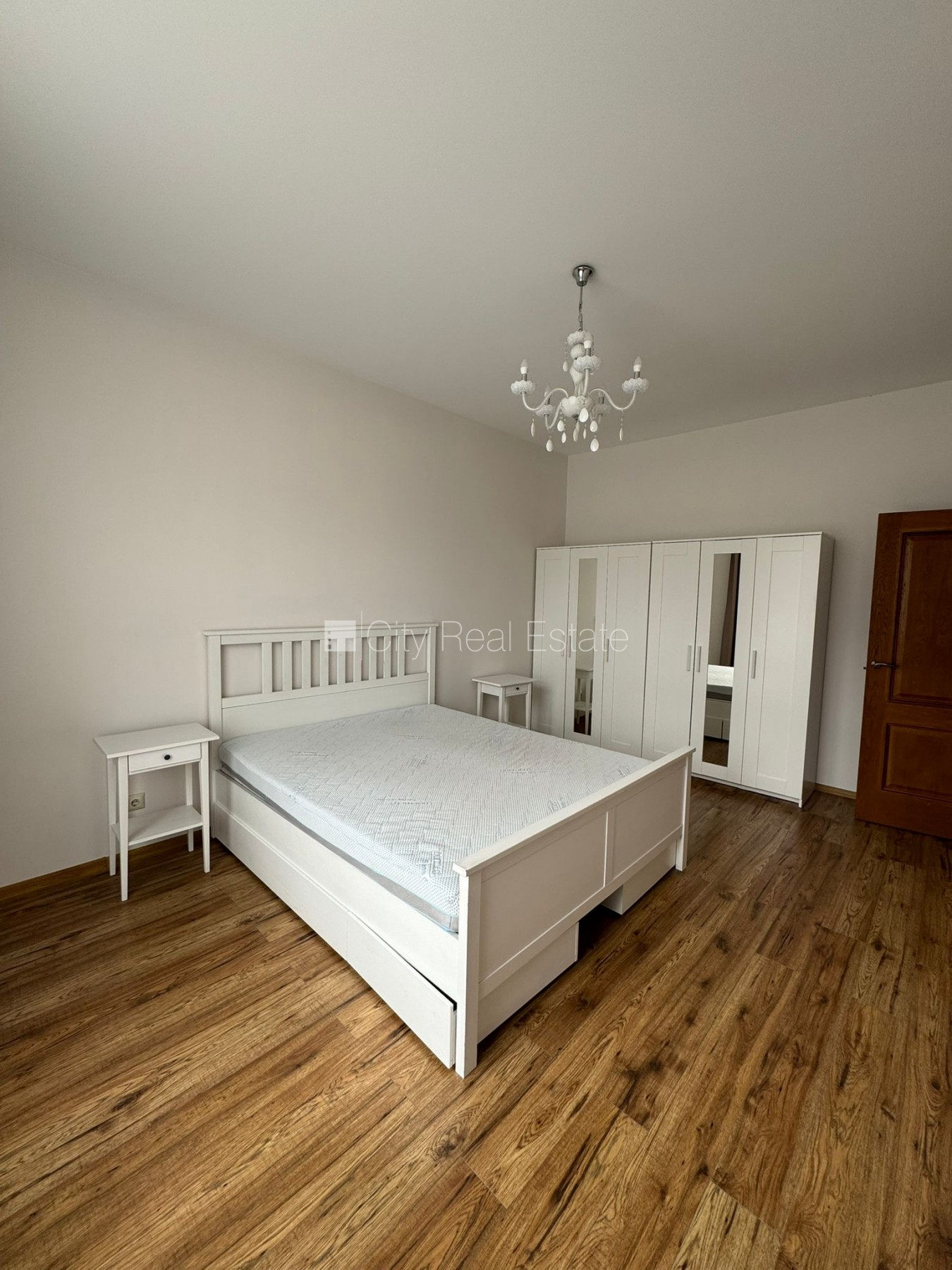 Sludinājumi. Fasādes māja, renovēta māja, labiekārtots apzaļumots pagalms, slēgts pagalms, ieeja no ielas, ir Cena: 880 EUR/mēn Foto #5