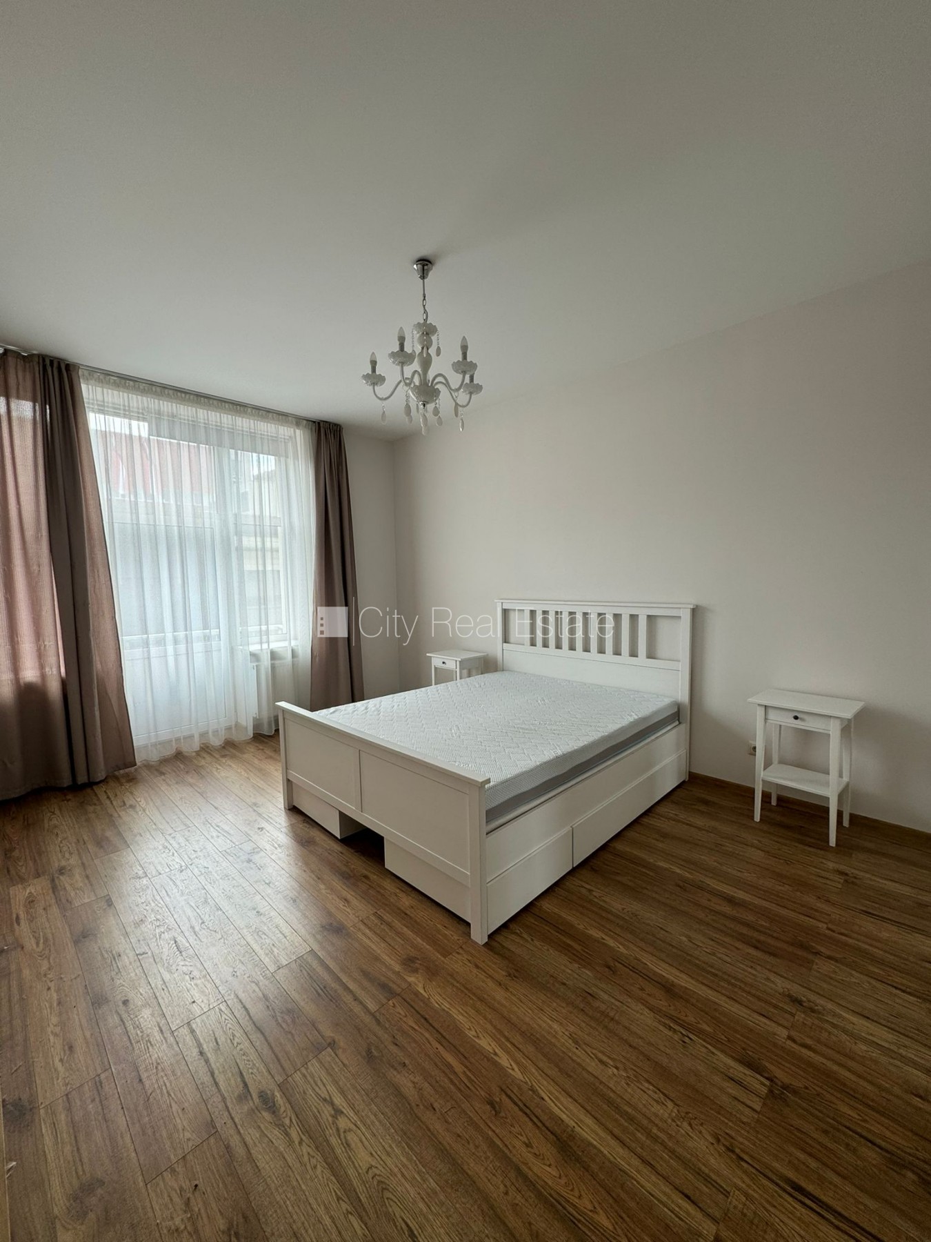 Sludinājumi. Fasādes māja, renovēta māja, labiekārtots apzaļumots pagalms, slēgts pagalms, ieeja no ielas, ir Cena: 880 EUR/mēn Foto #4