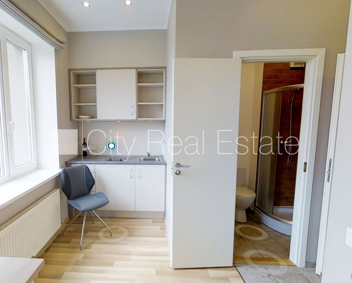 Sludinājumi. Pagalma māja, renovēta māja, labiekārtota apzaļumota teritorija, vieta automašīnai, studio tipa, Cena: 525 EUR/mēn Foto #5