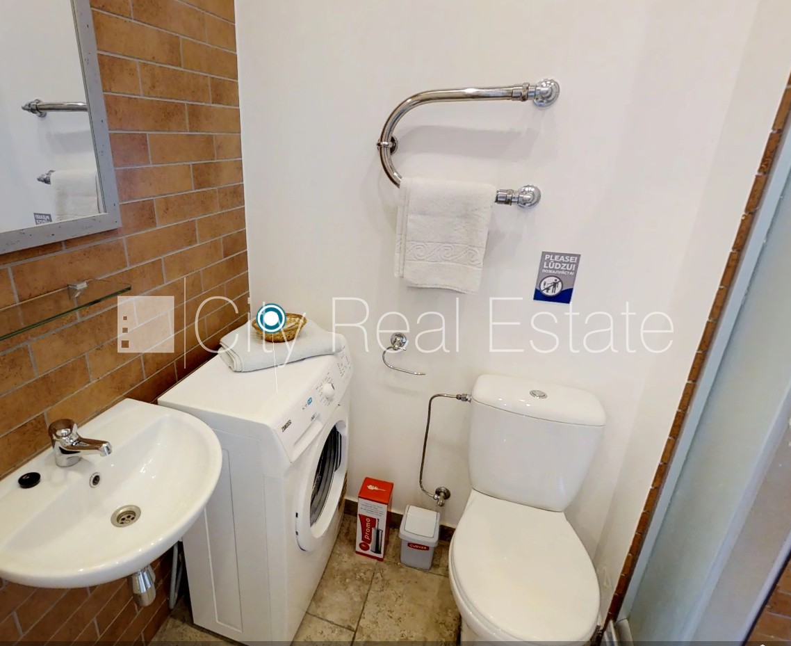 Sludinājumi. Pagalma māja, renovēta māja, labiekārtota apzaļumota teritorija, vieta automašīnai, studio tipa, Cena: 525 EUR/mēn Foto #15