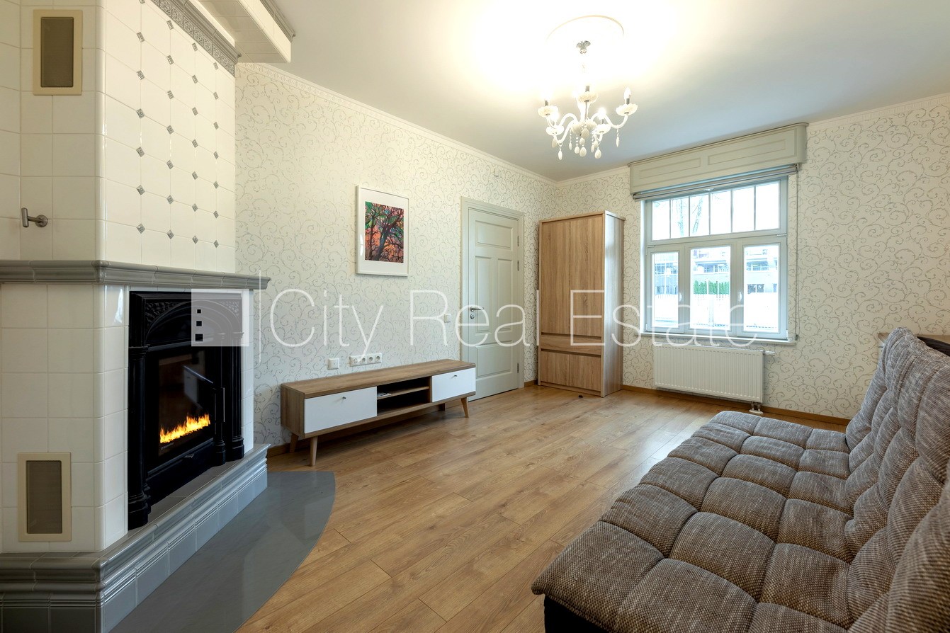 Sludinājumi. Privātmāja, labiekārtots apzaļumots pagalms, iežogota teritorija, slēgta teritorija, bezmaksas Cena: 2800 EUR/mēn Foto #1