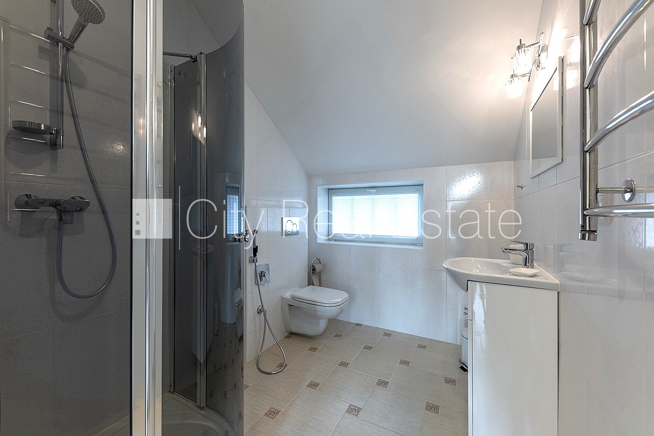 Sludinājumi. Privātmāja, labiekārtots apzaļumots pagalms, iežogota teritorija, slēgta teritorija, bezmaksas Cena: 2800 EUR/mēn Foto #25