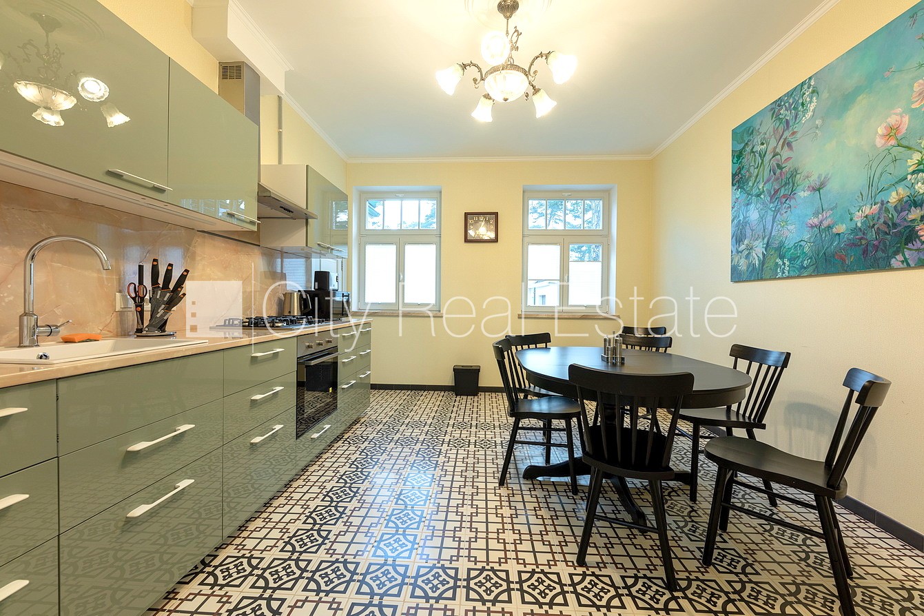 Sludinājumi. Privātmāja, labiekārtots apzaļumots pagalms, iežogota teritorija, slēgta teritorija, bezmaksas Cena: 2800 EUR/mēn Foto #2