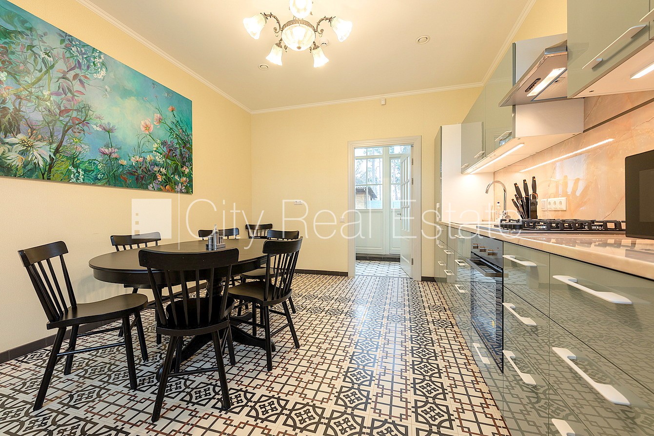 Sludinājumi. Privātmāja, labiekārtots apzaļumots pagalms, iežogota teritorija, slēgta teritorija, bezmaksas Cena: 2800 EUR/mēn Foto #3